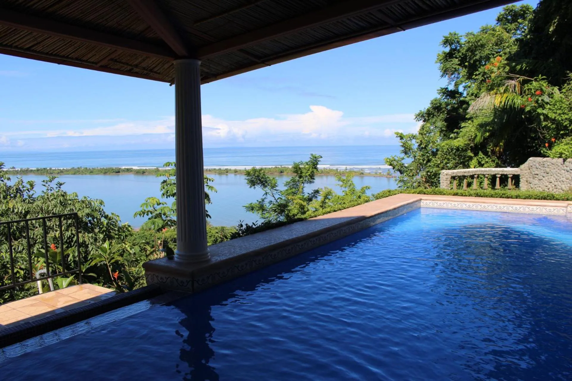 Swimming pool in El Paraiso Azul
