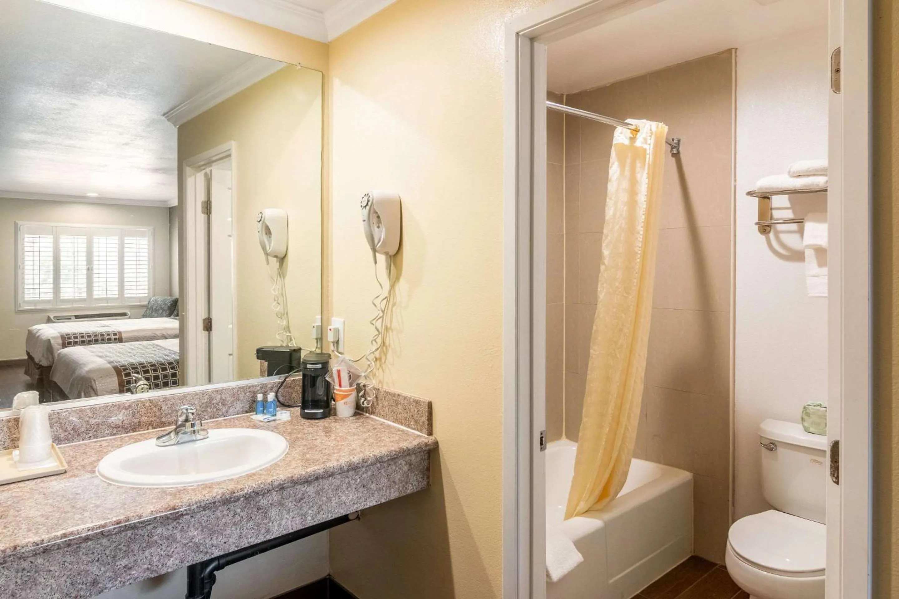 Bedroom in Rodeway Inn Artesia Cerritos