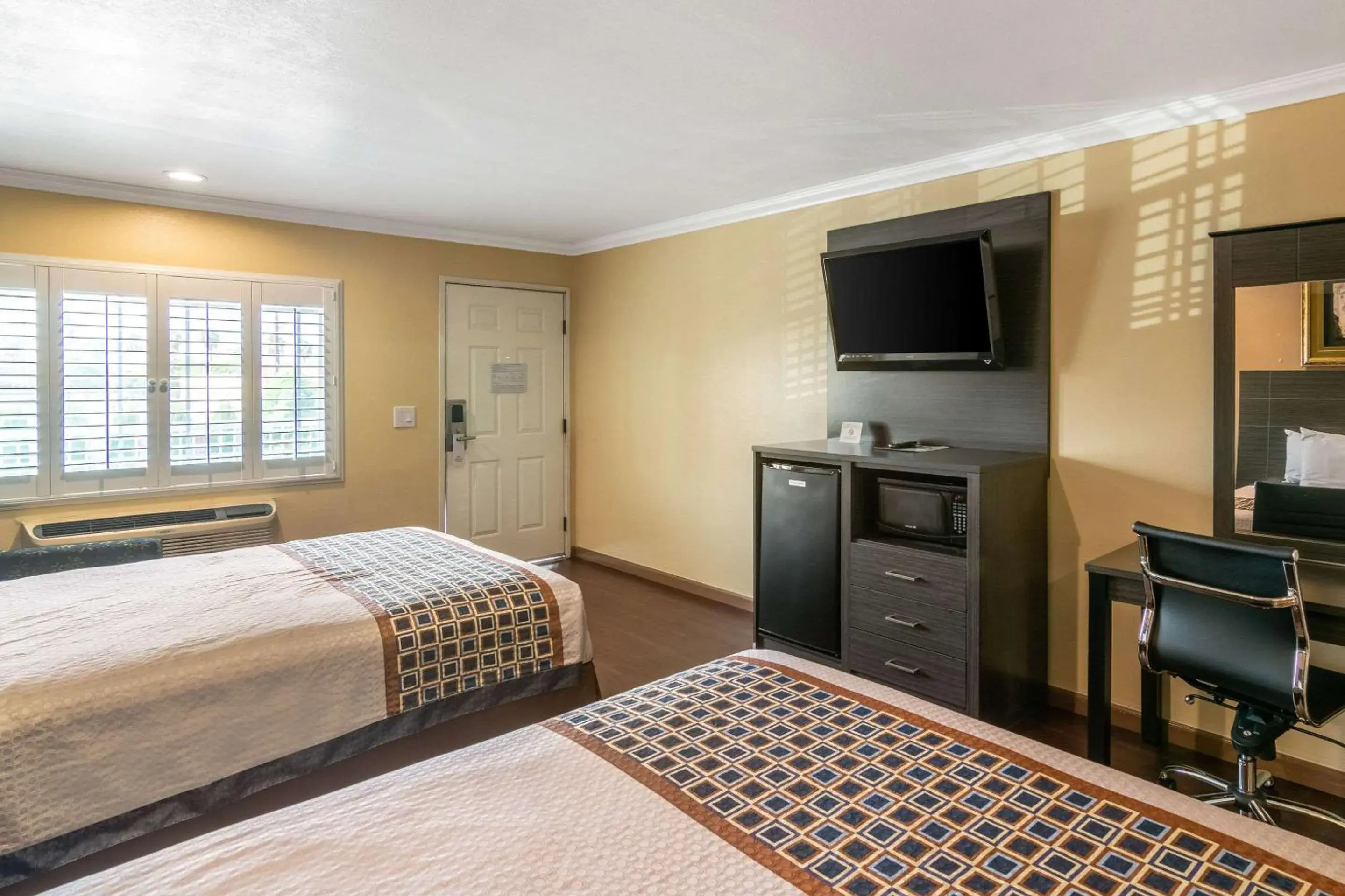 Bedroom, Bed in Rodeway Inn Artesia Cerritos Bedroom, Bed in Rodeway Inn Artesia Cerritos