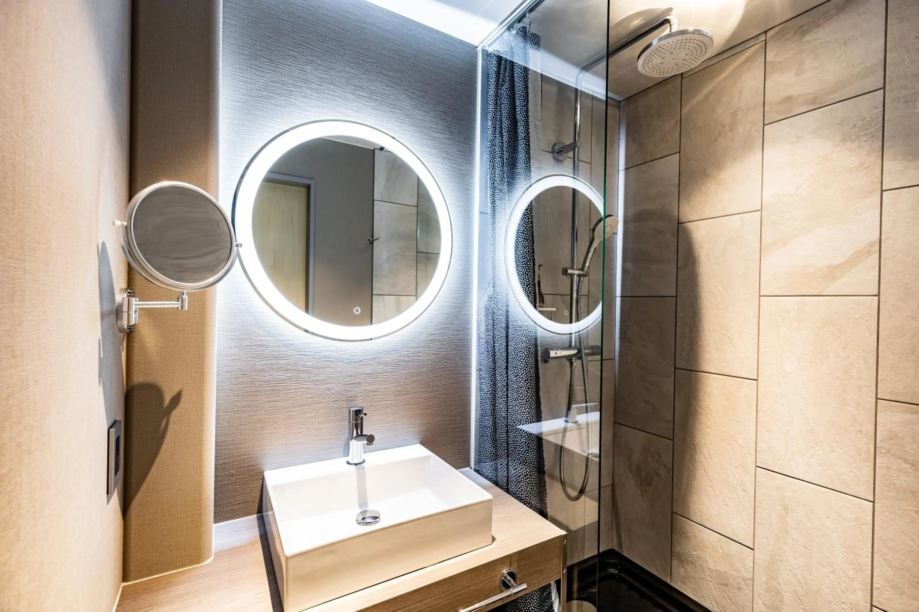 Shower in ビル泊 -Birupaku Decentralized Hotel-