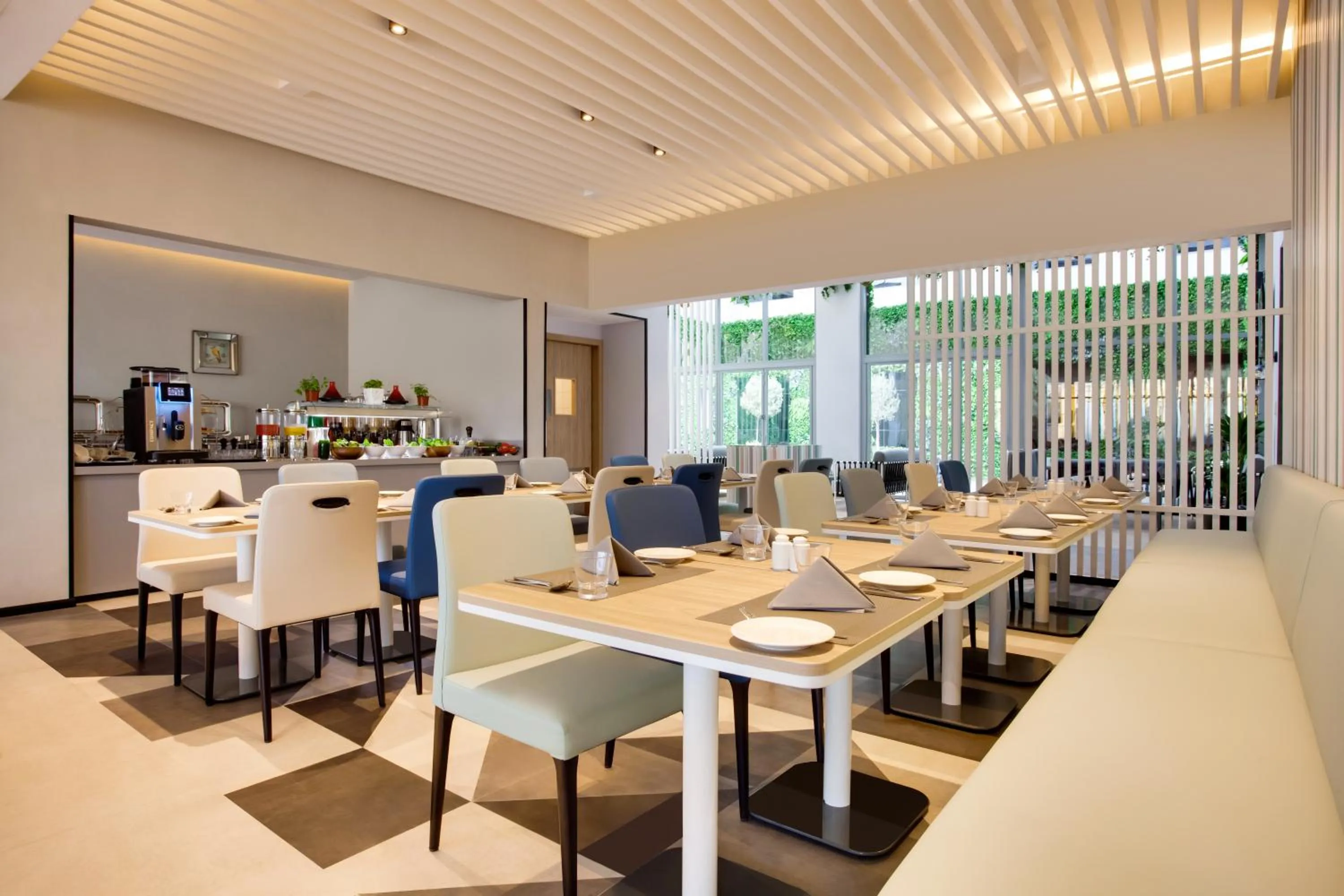 Restaurant/places to eat in Lemon Tree Hotel, Jumeirah Dubai