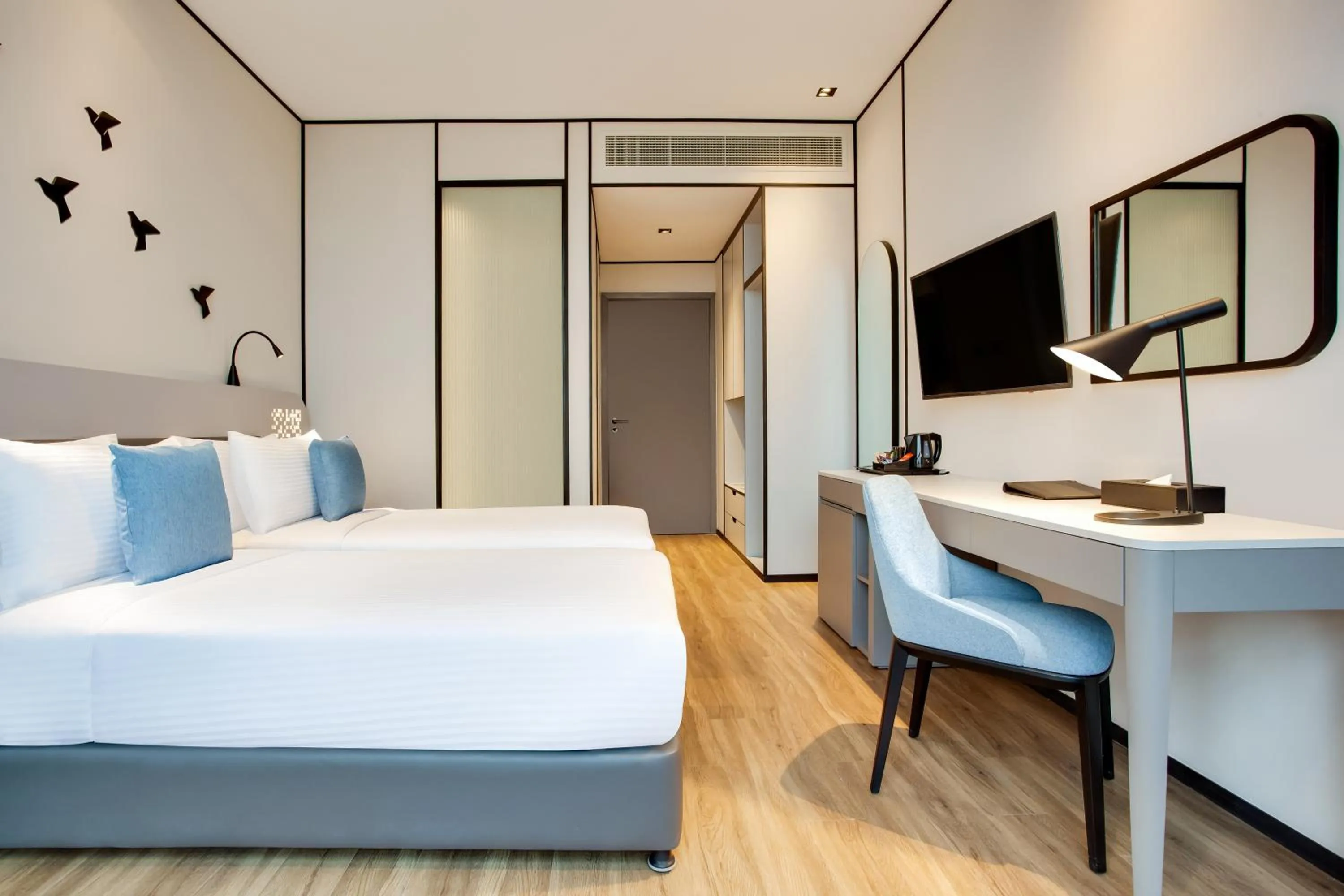 Bedroom, Bed in Lemon Tree Hotel, Jumeirah Dubai