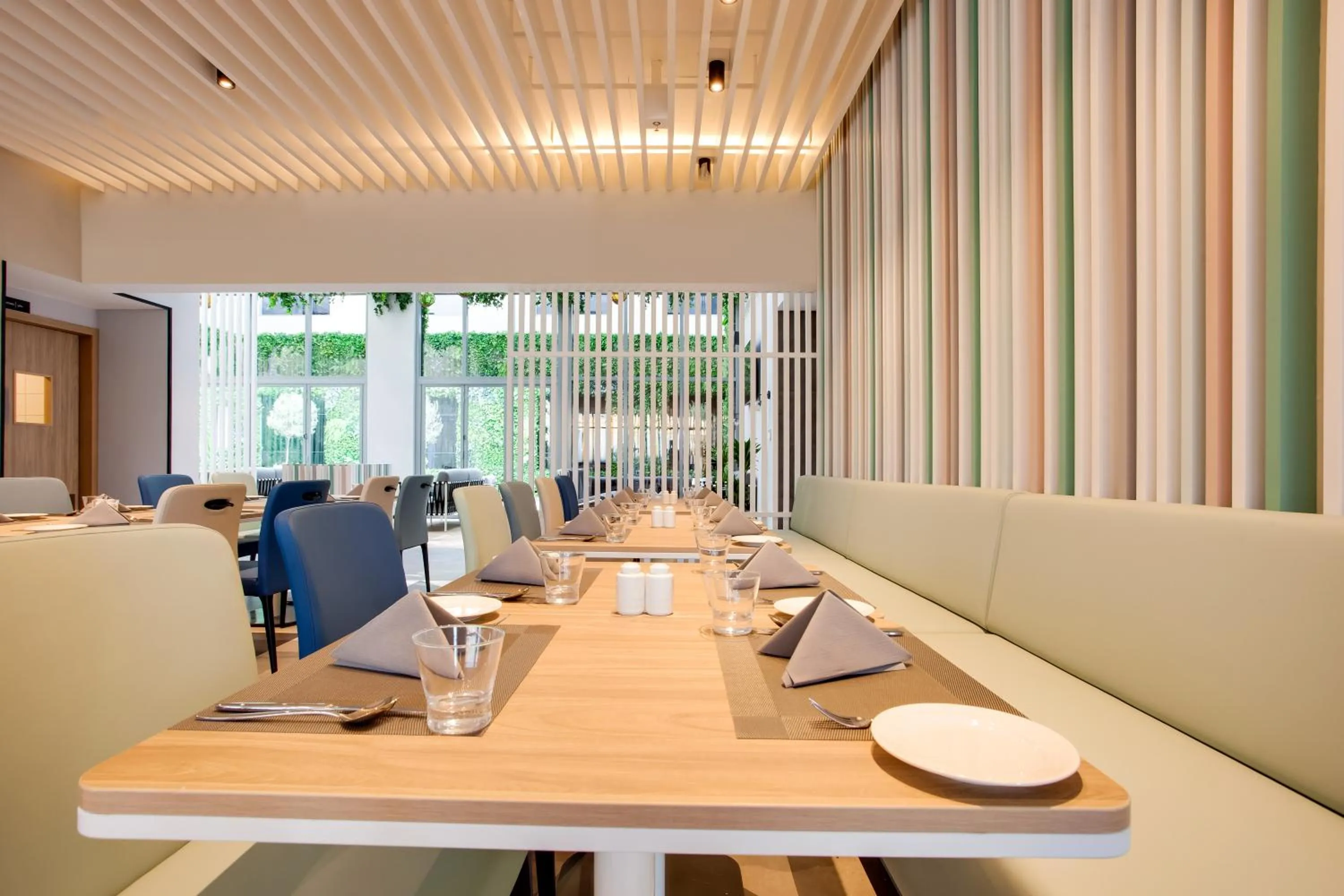 Restaurant/places to eat in Lemon Tree Hotel, Jumeirah Dubai