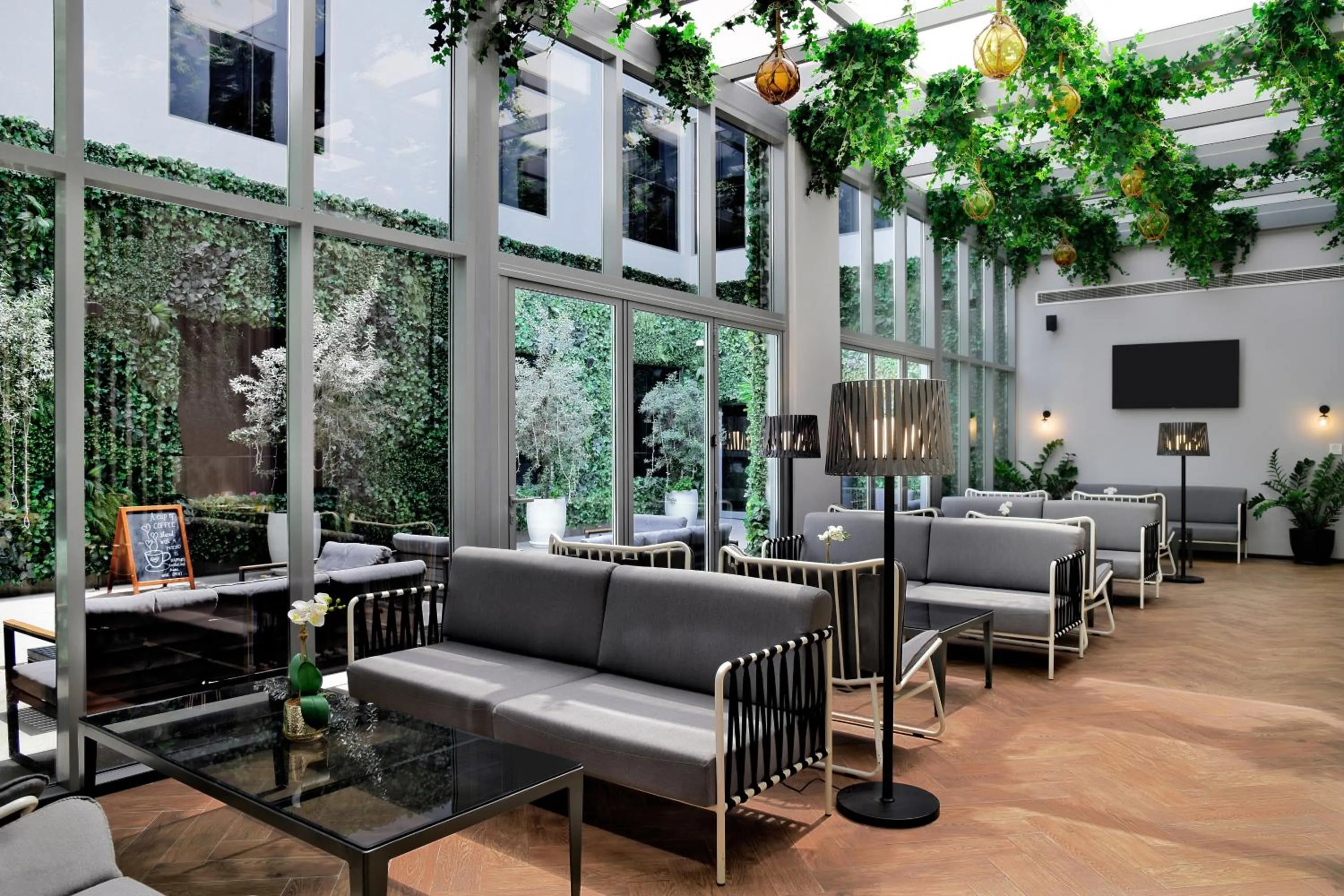 Restaurant/places to eat in Lemon Tree Hotel, Jumeirah Dubai