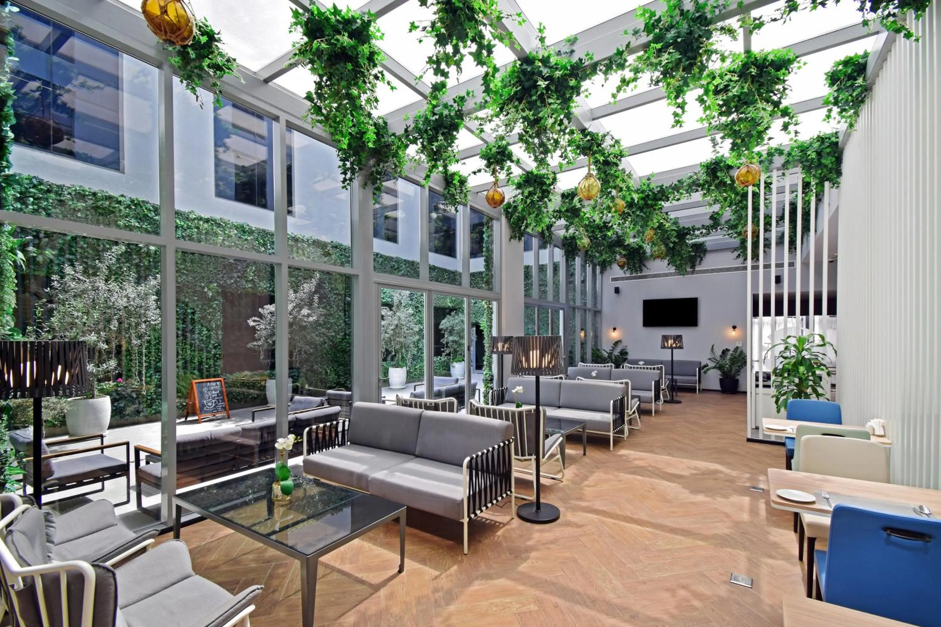 Restaurant/places to eat in Lemon Tree Hotel, Jumeirah Dubai