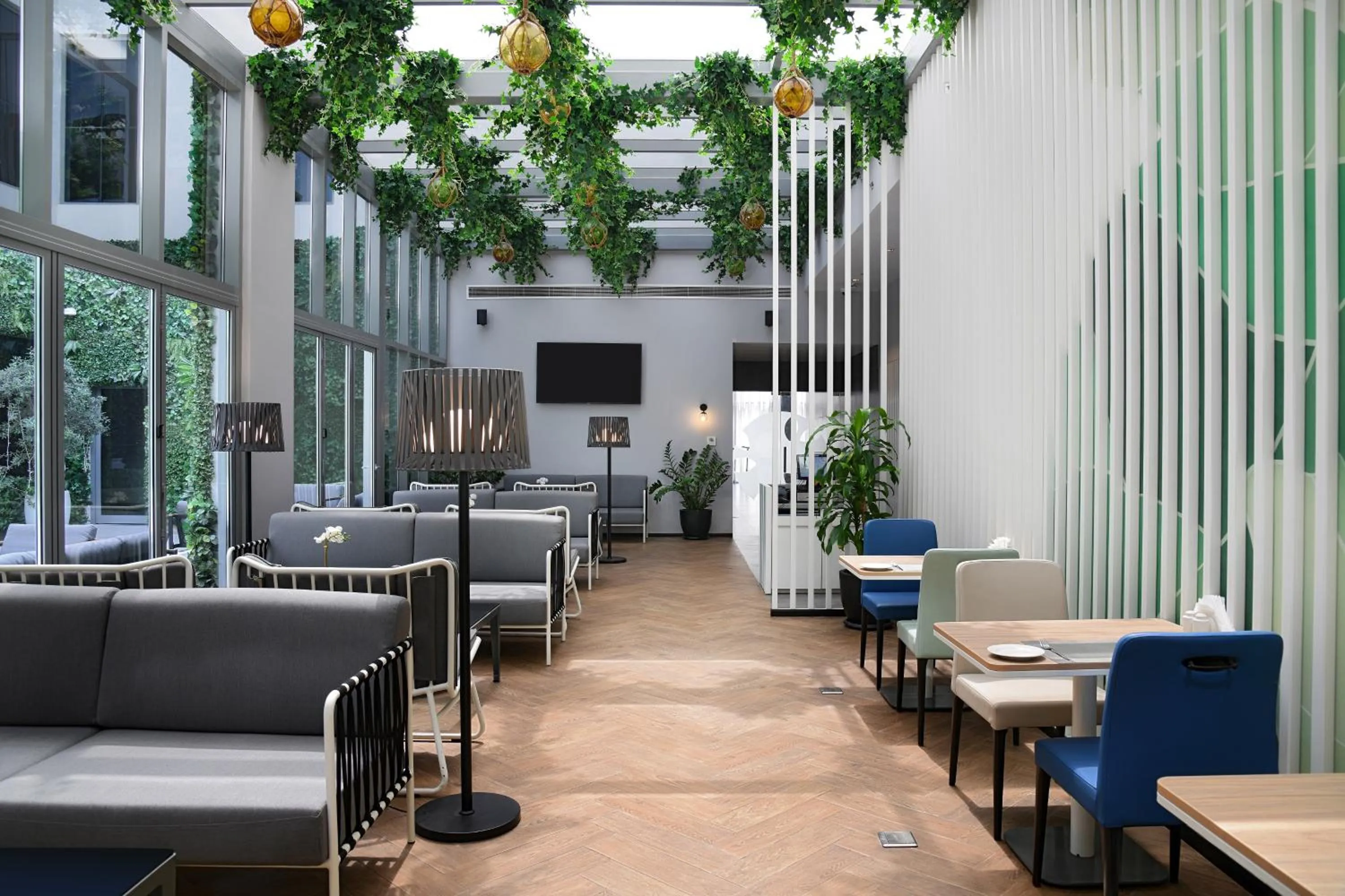 Restaurant/places to eat in Lemon Tree Hotel, Jumeirah Dubai