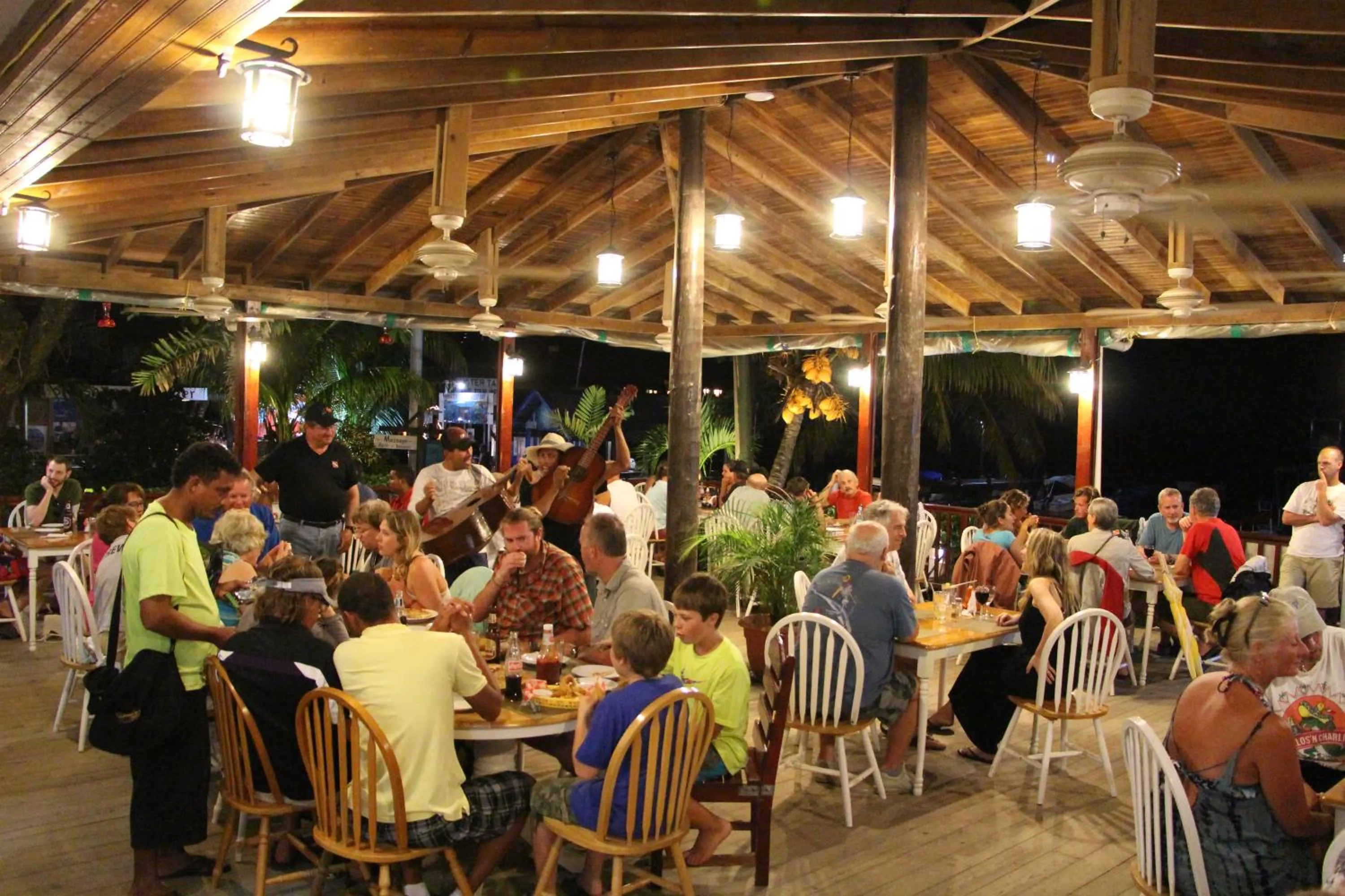 Restaurant/places to eat in Splash Inn Dive Resort & Villas