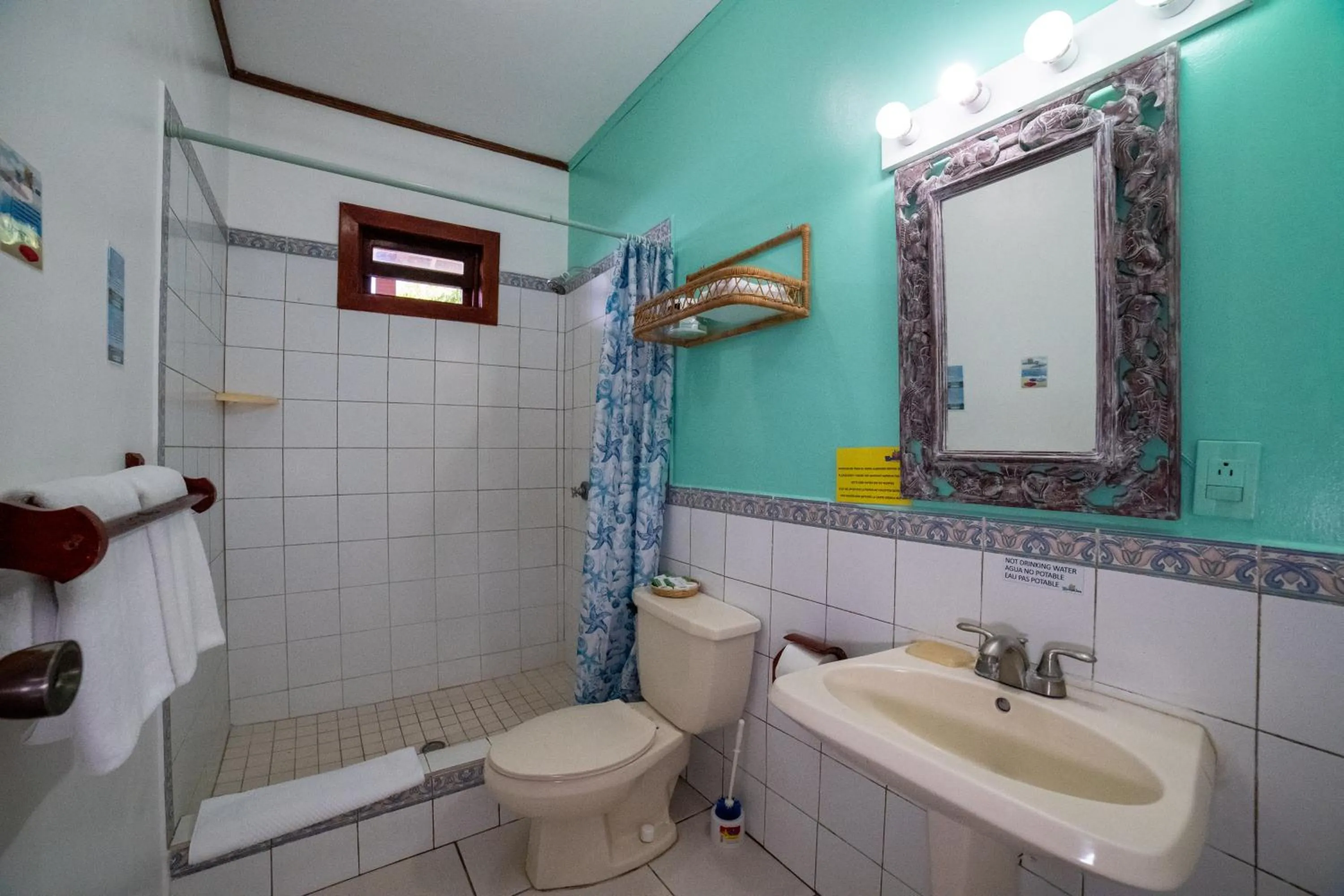 Bathroom in Splash Inn Dive Resort & Villas