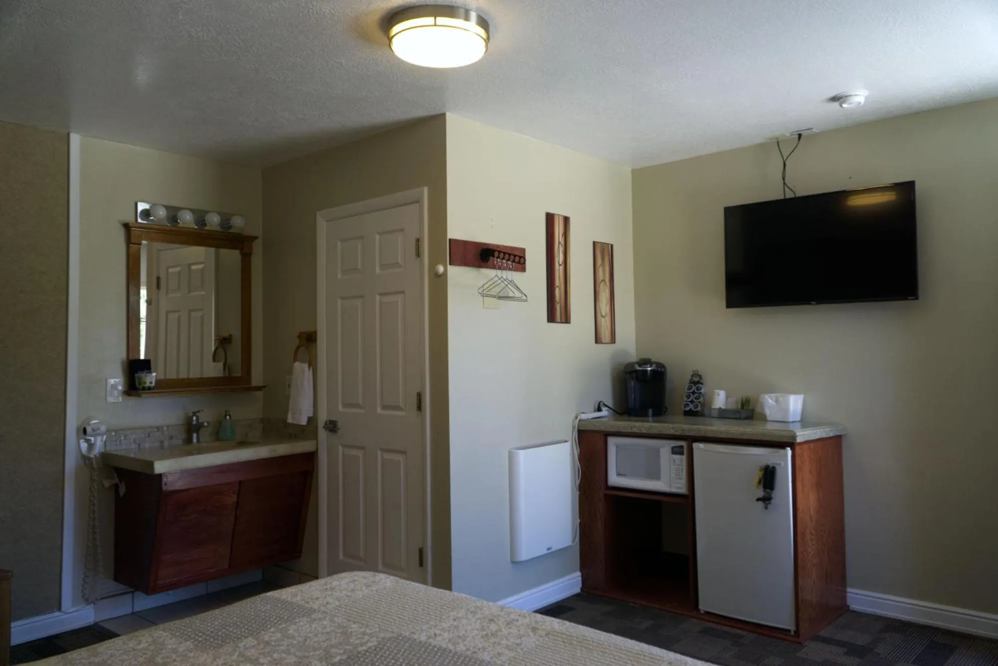 Bedroom in Bybee's Steppingstone Motel