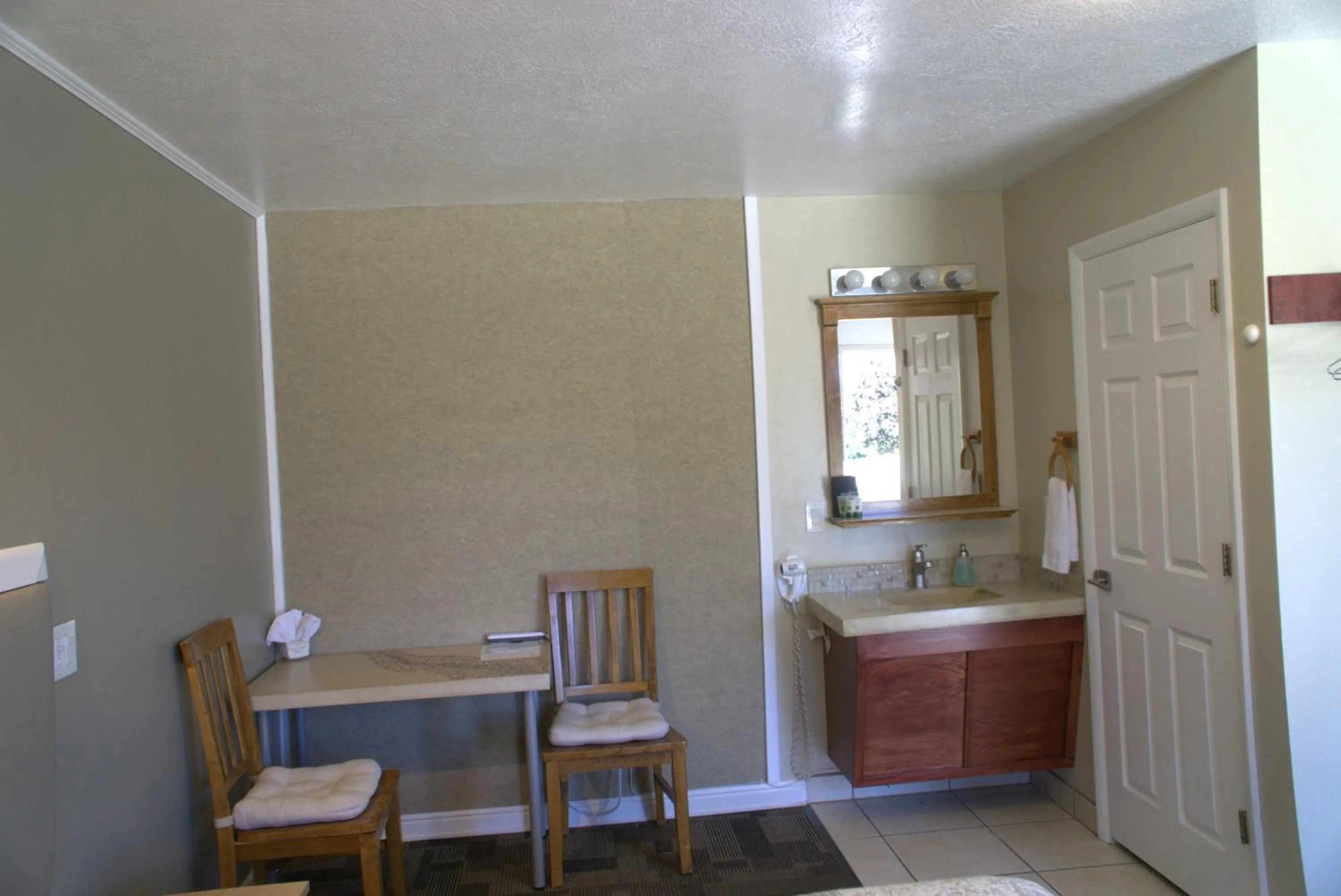 Seating area in Bybee's Steppingstone Motel