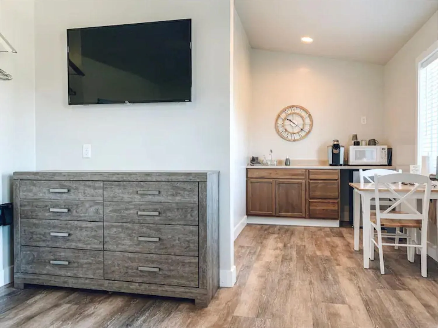 TV and multimedia in Bybee's Steppingstone Motel