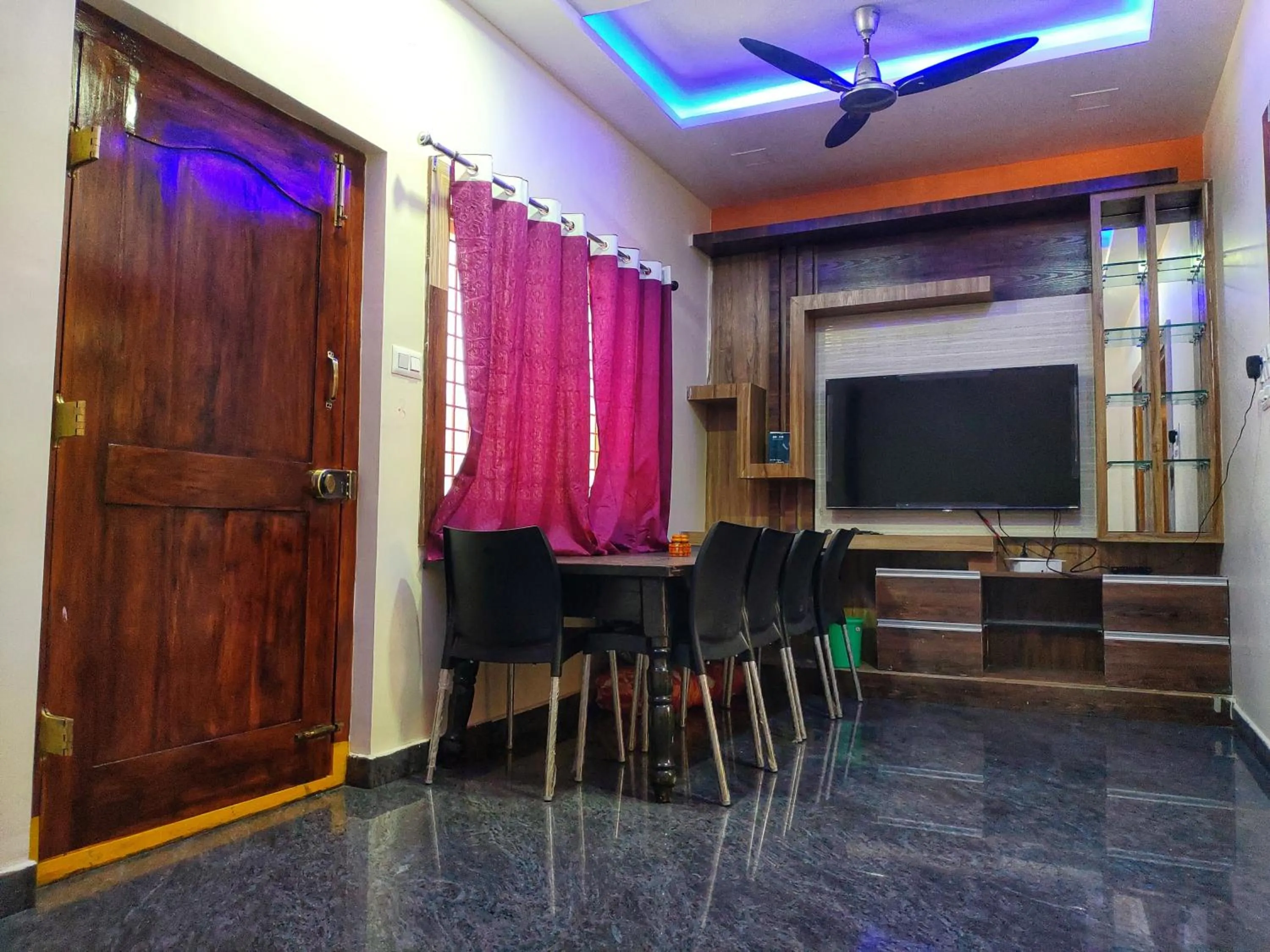 Communal lounge/ TV room in Hampi Two Bedroom Guesthouse