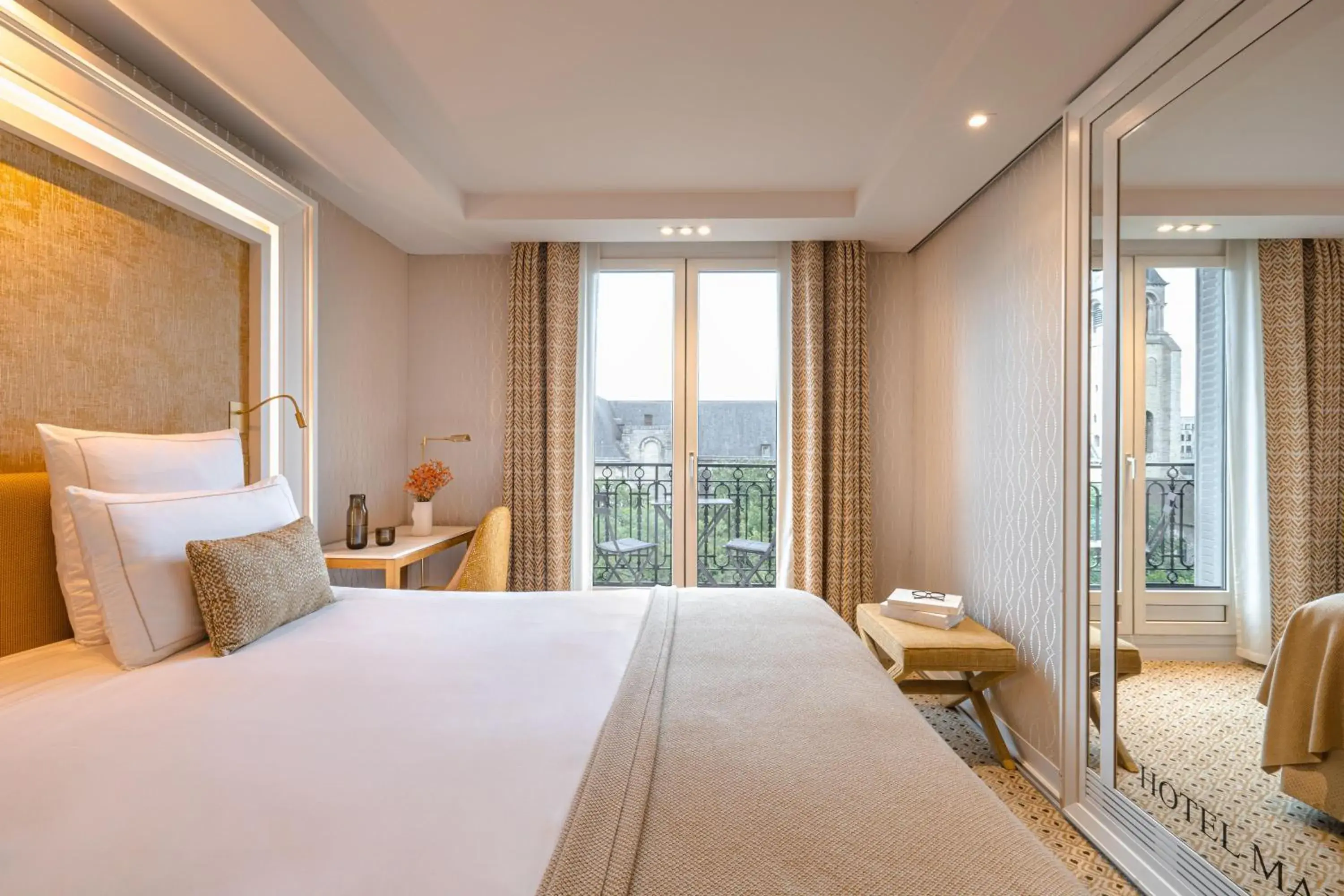 View (from property/room), Bed in Hôtel Madison View (from property/room), Bed in Hôtel Madison