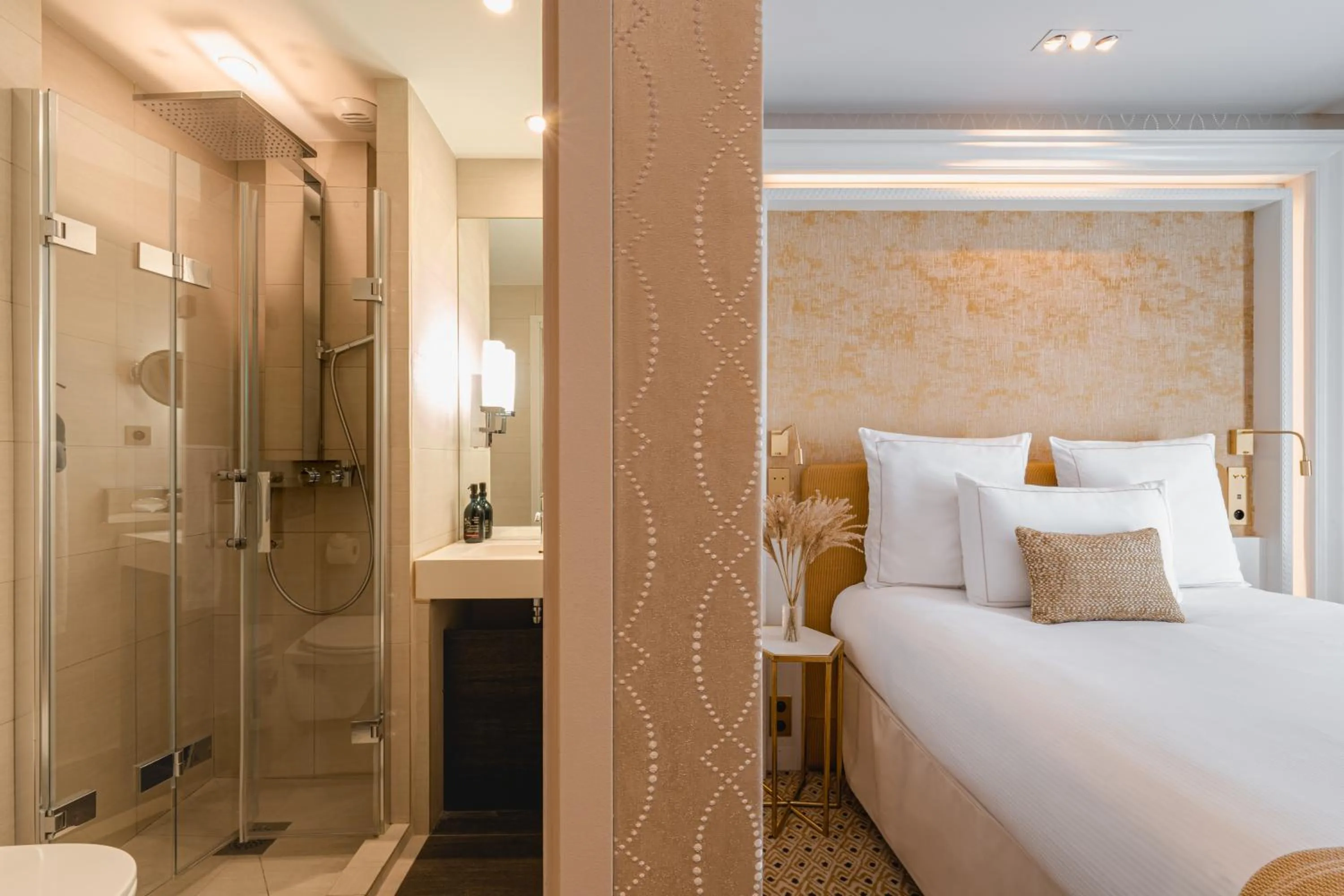 Bathroom, Bed in Hôtel Madison