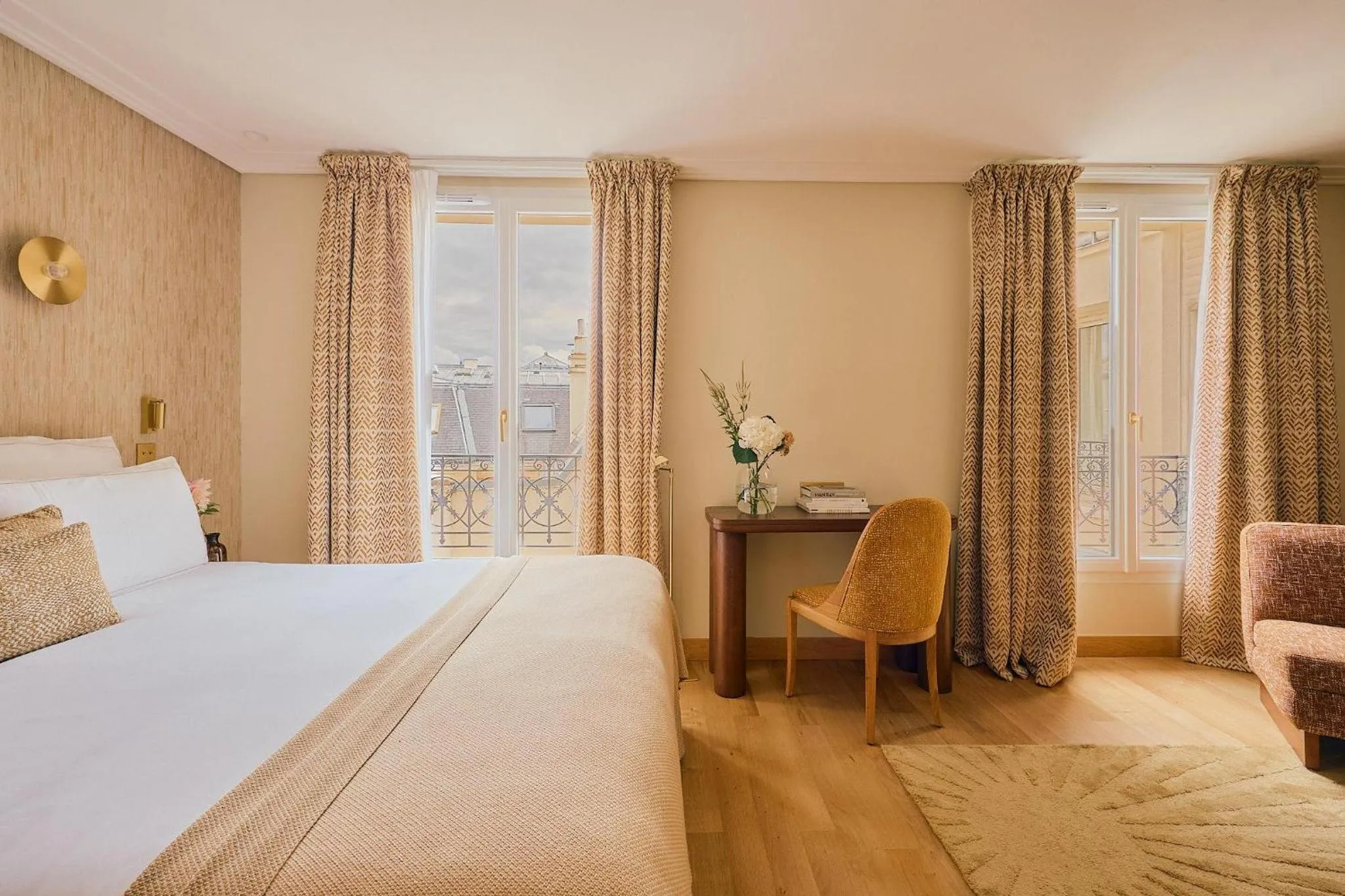 View (from property/room), Bed in Hôtel Madison