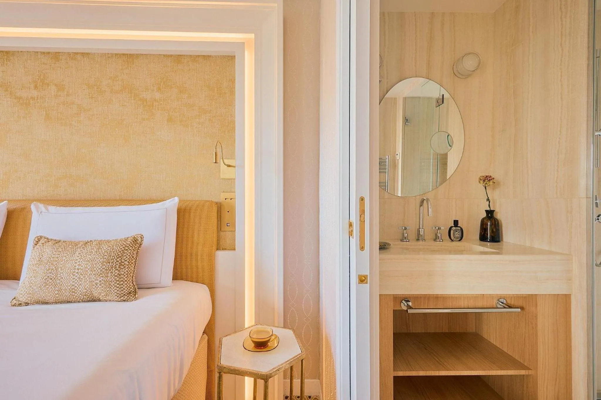 Bathroom, Bed in Hôtel Madison