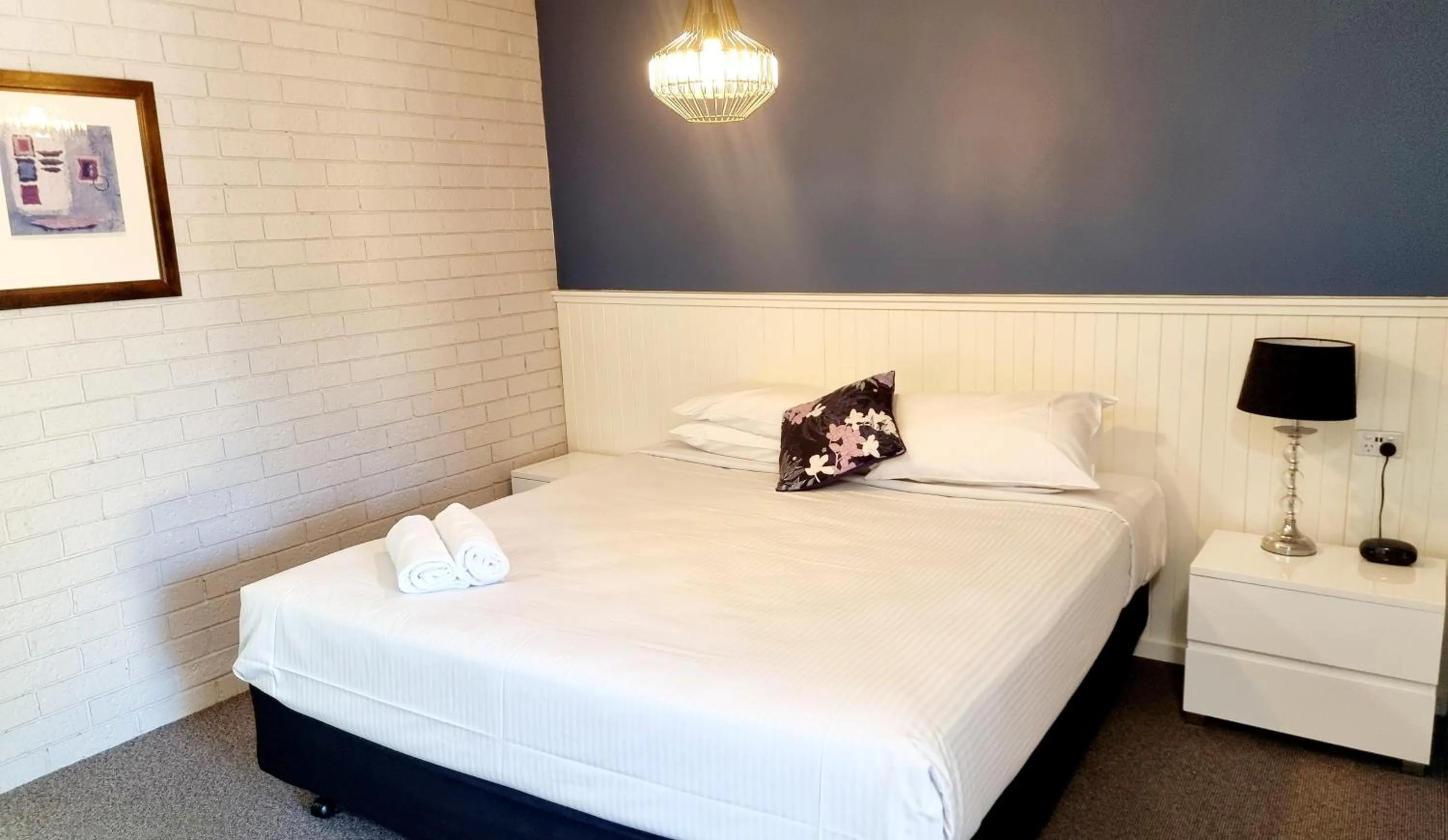 Bed in Bogong View Motor Inn