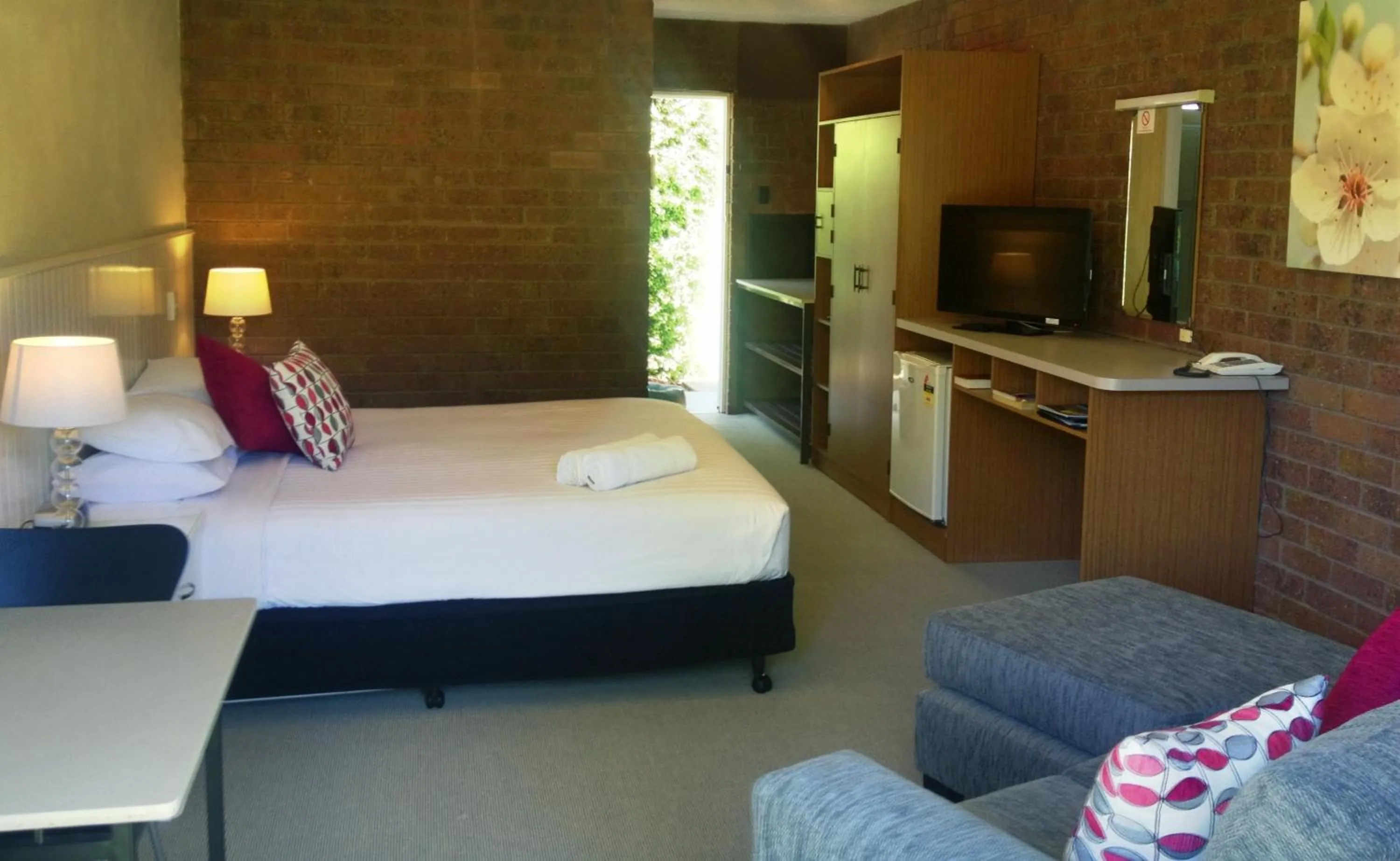 Photo of the whole room, Bed in Bogong View Motor Inn