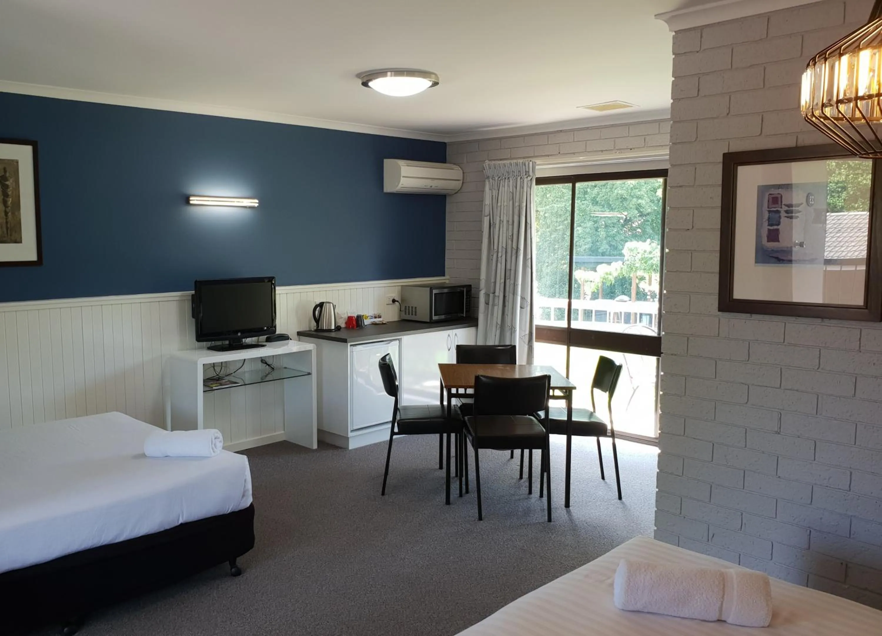 Dining area, Bed in Bogong View Motor Inn