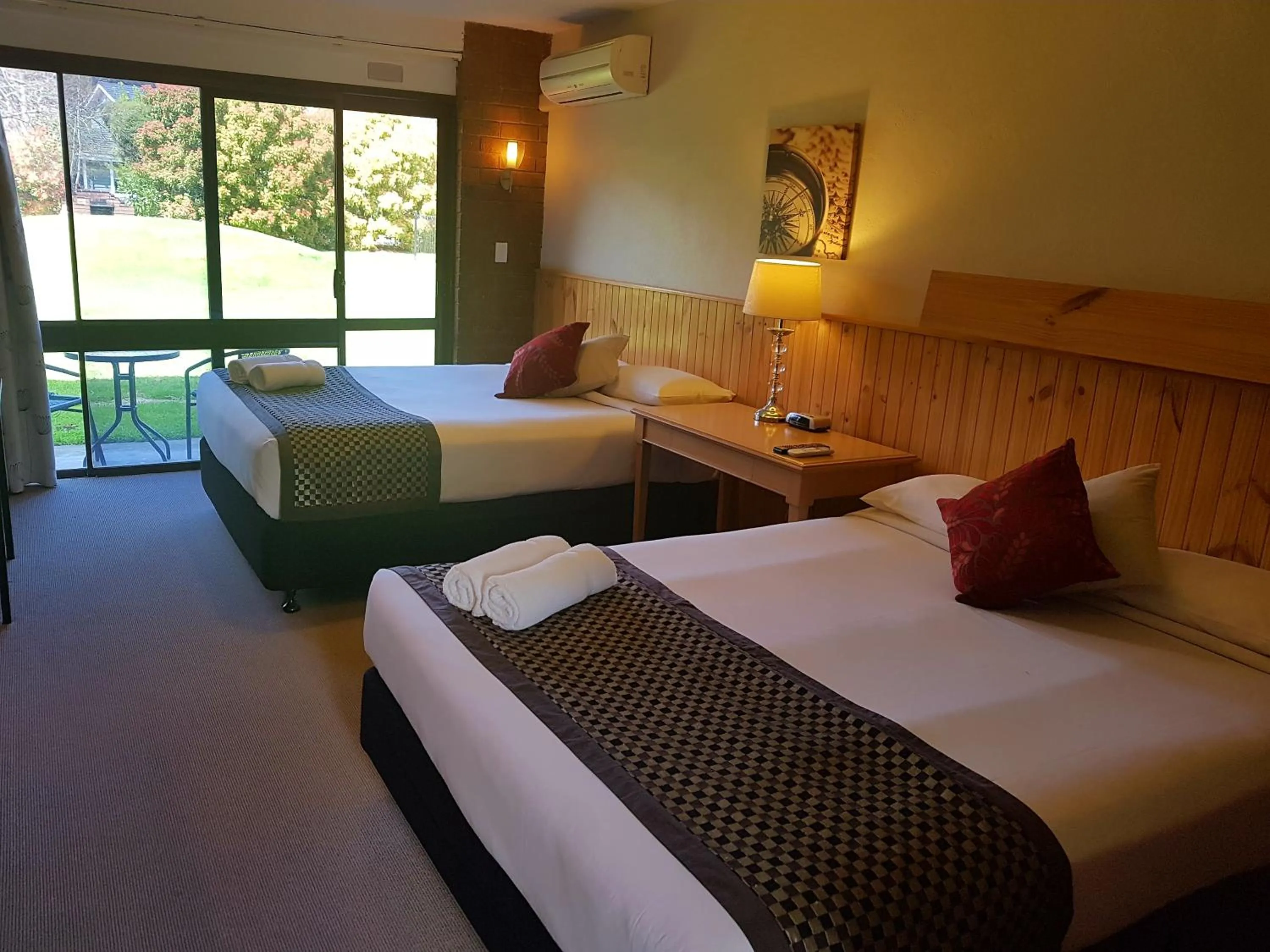 Photo of the whole room, Bed in Bogong View Motor Inn