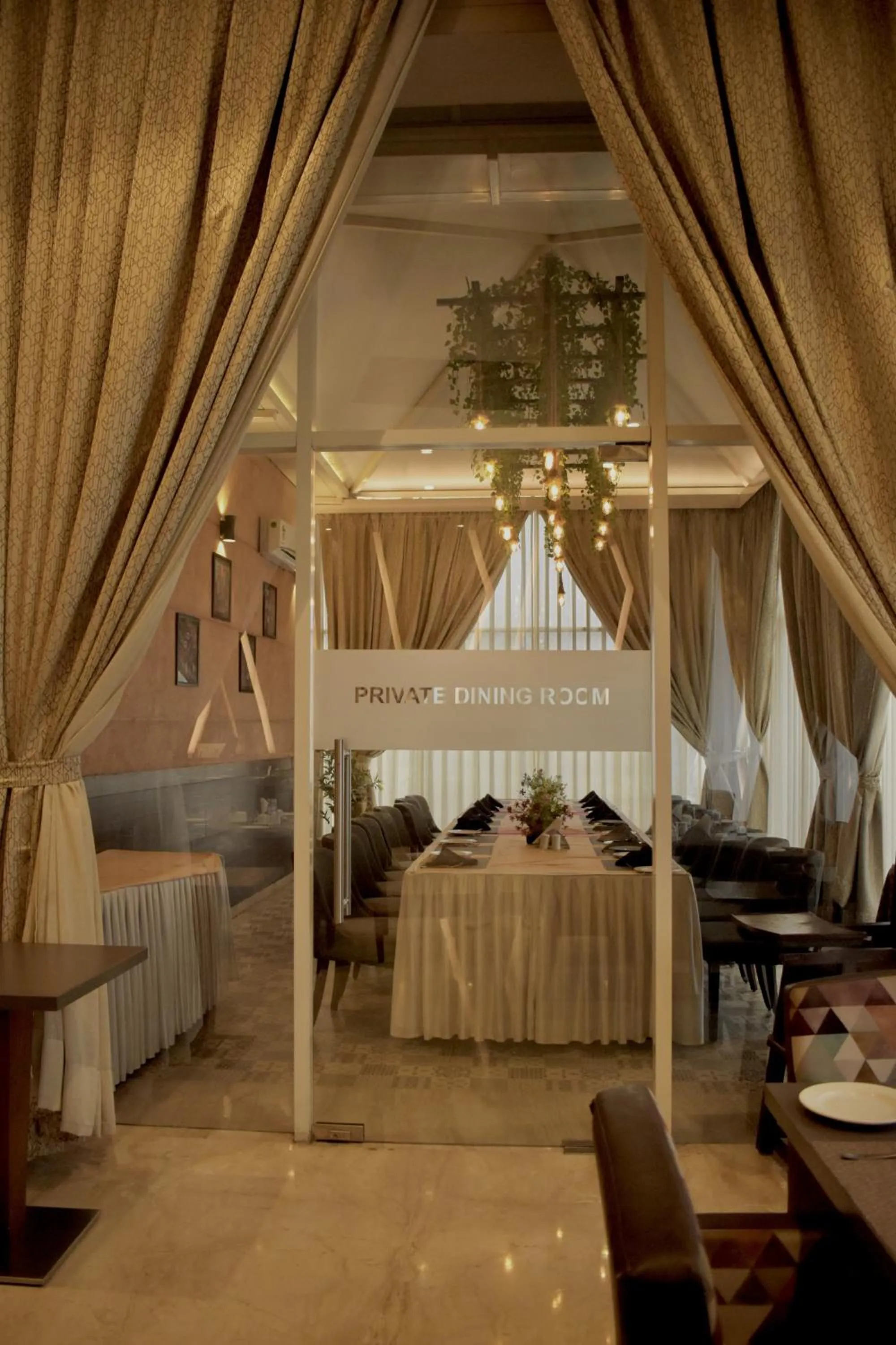 Restaurant/places to eat, Bed in Ramada by Wyndham Aligarh GT Road