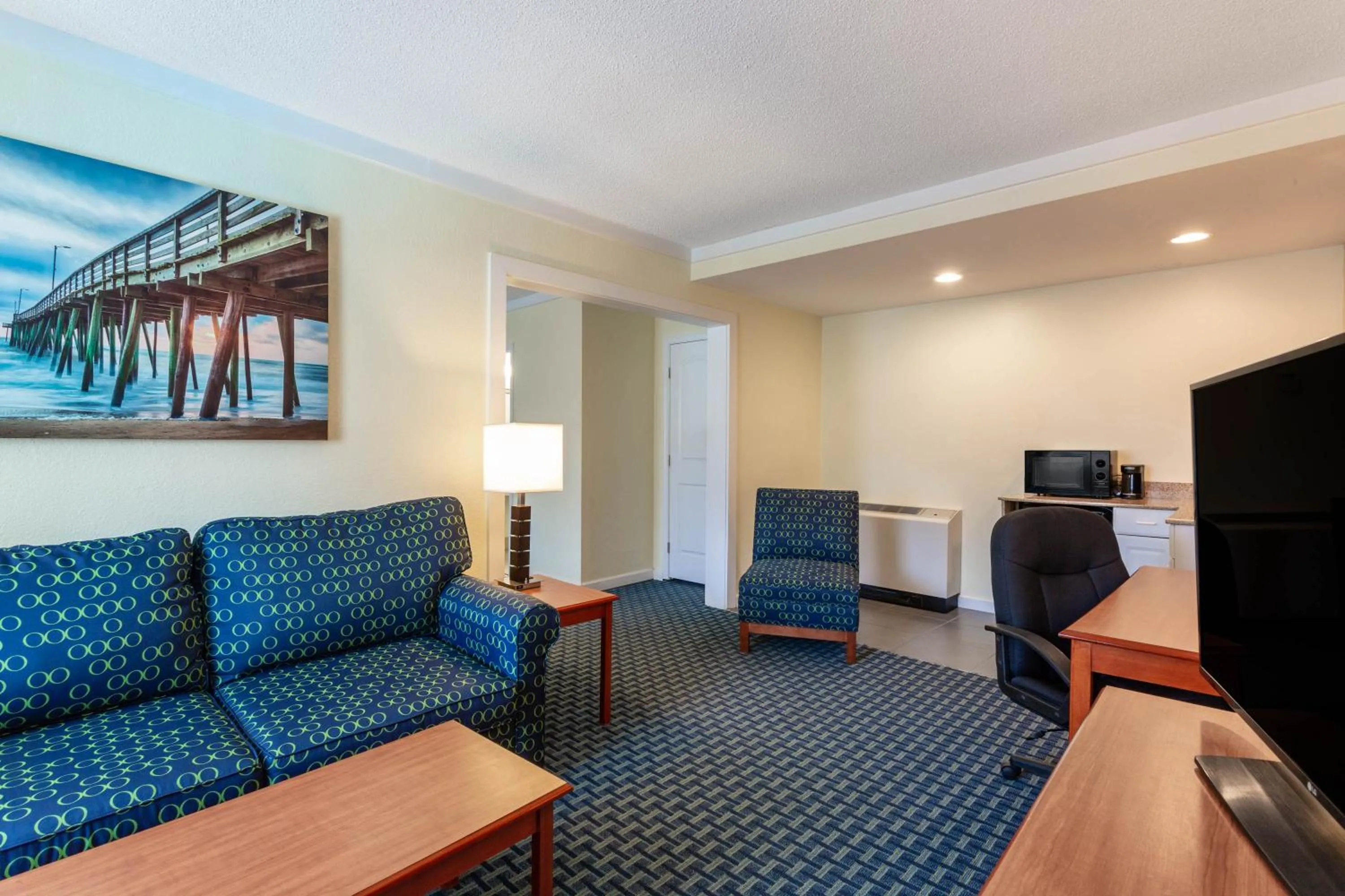 Living room in Ramada by Wyndham Virginia Beach