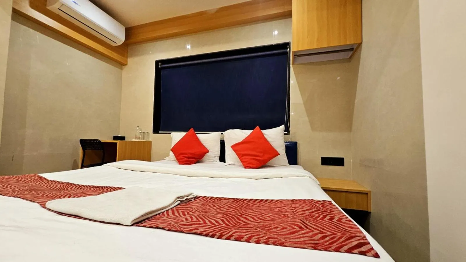 Bedroom, Bed in Hotel Vashi Inn