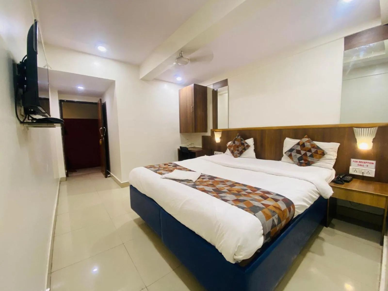 Bed in Hotel Vashi Inn
