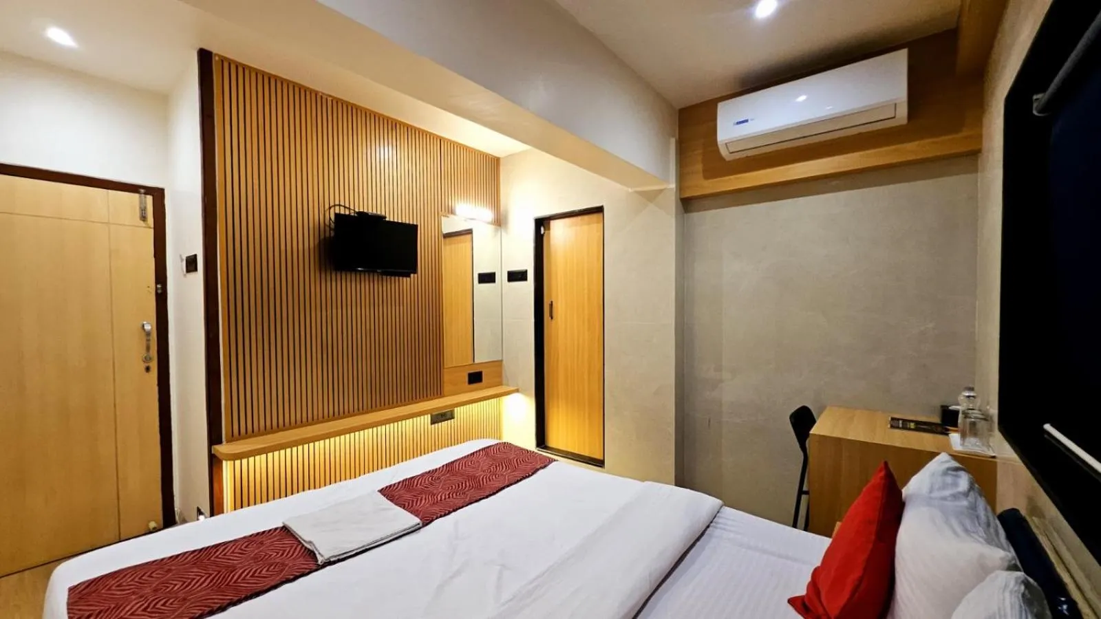 TV and multimedia, Bed in Hotel Vashi Inn