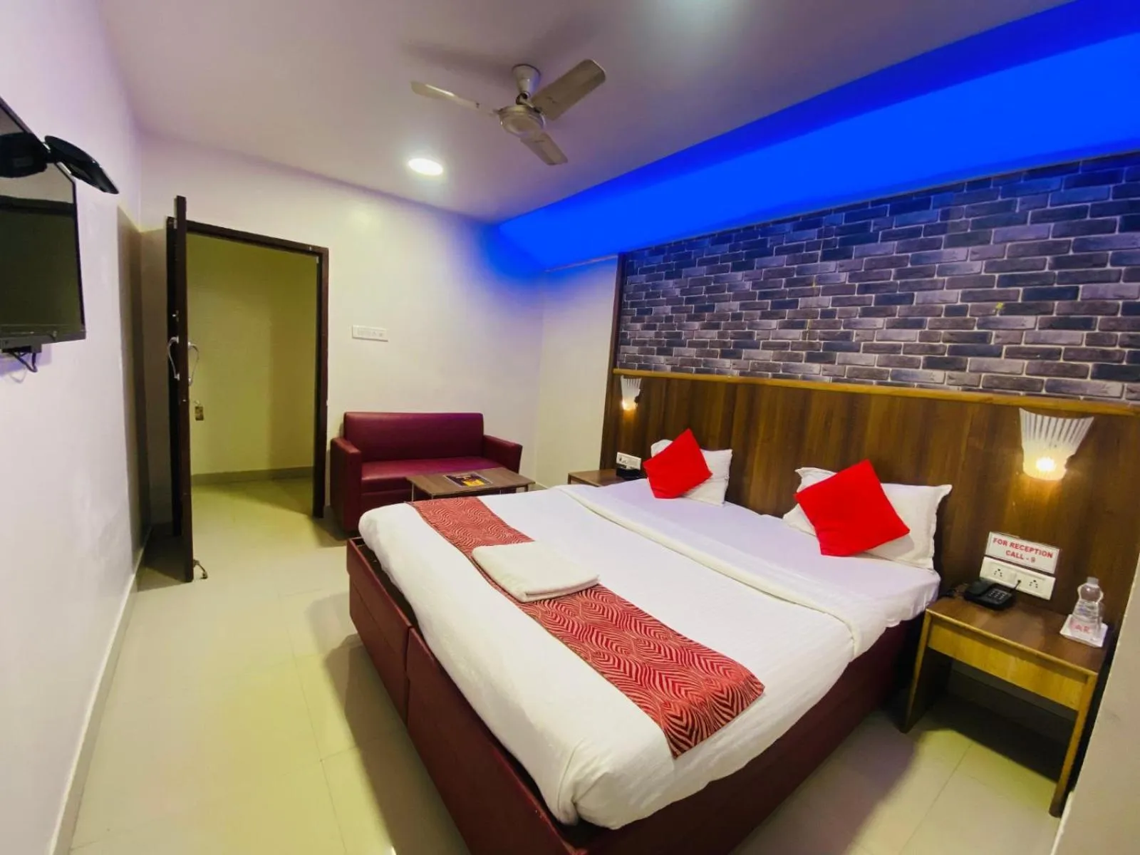 TV and multimedia, Bed in Hotel Vashi Inn