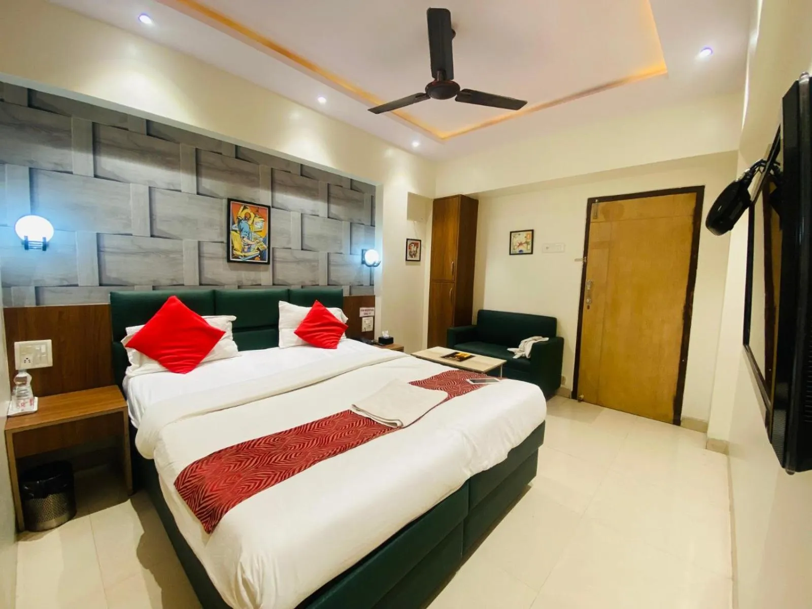 Bed in Hotel Vashi Inn