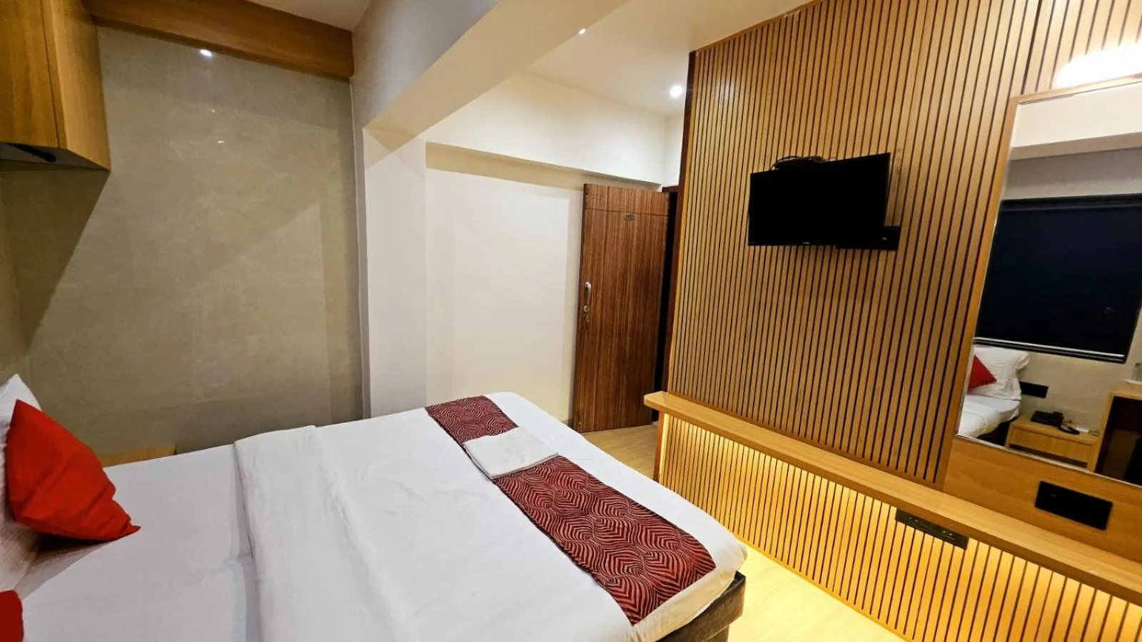 TV and multimedia, Bed in Hotel Vashi Inn