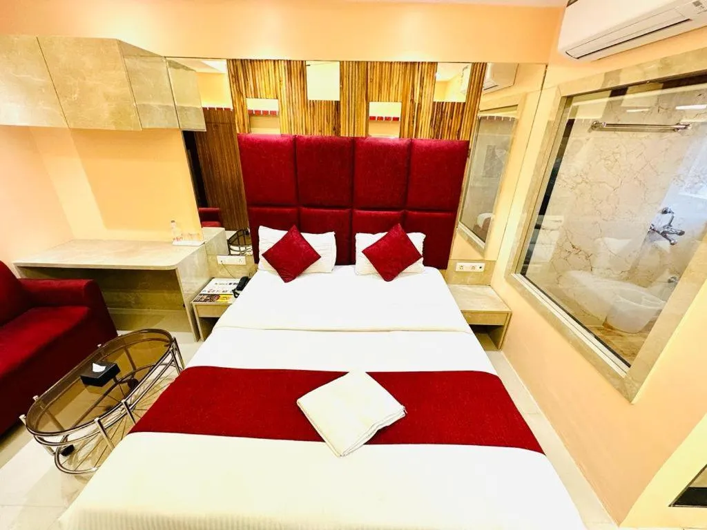 Bed in Hotel Vashi Inn