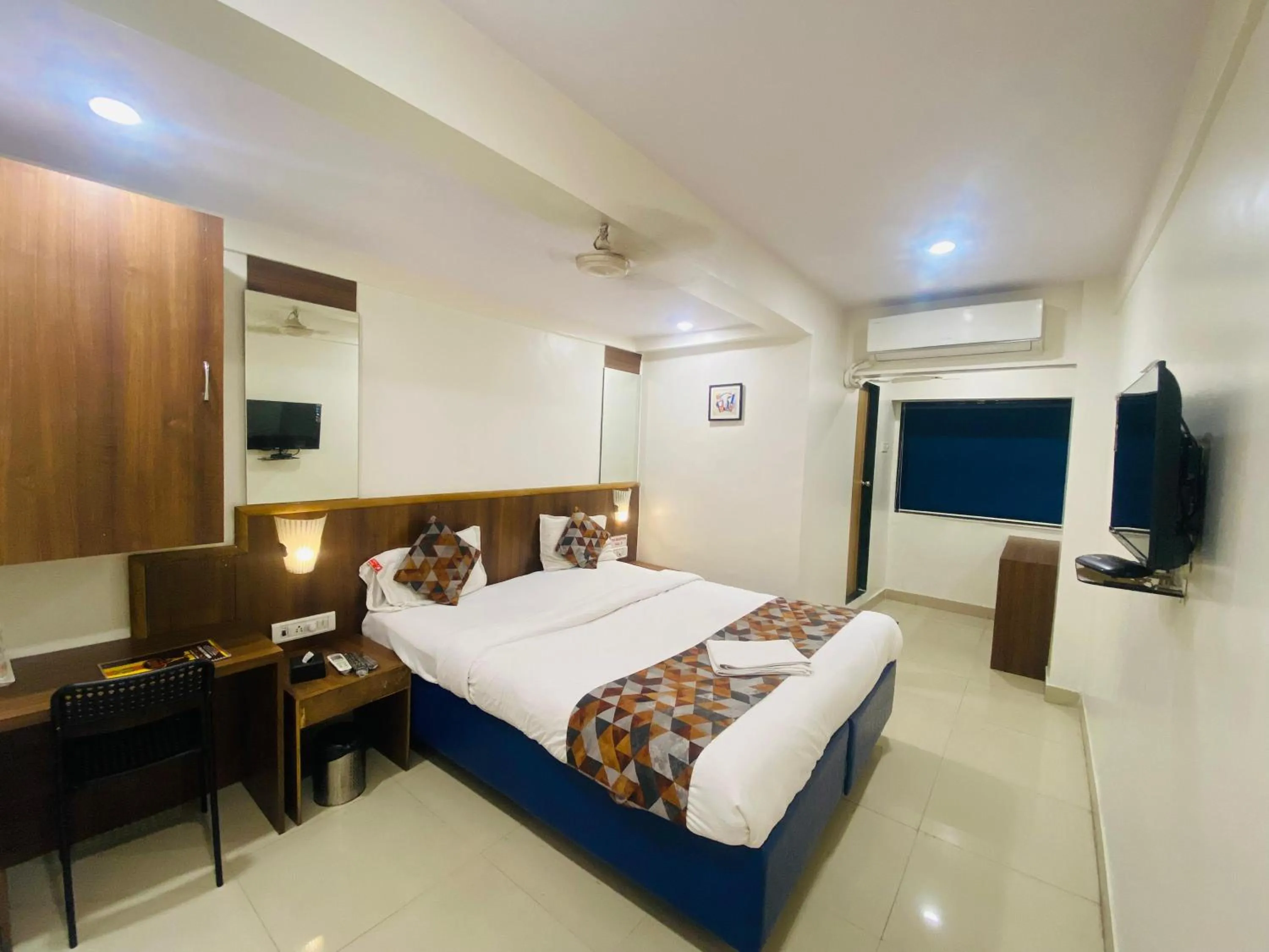 Photo of the whole room, Bed in Hotel Vashi Inn