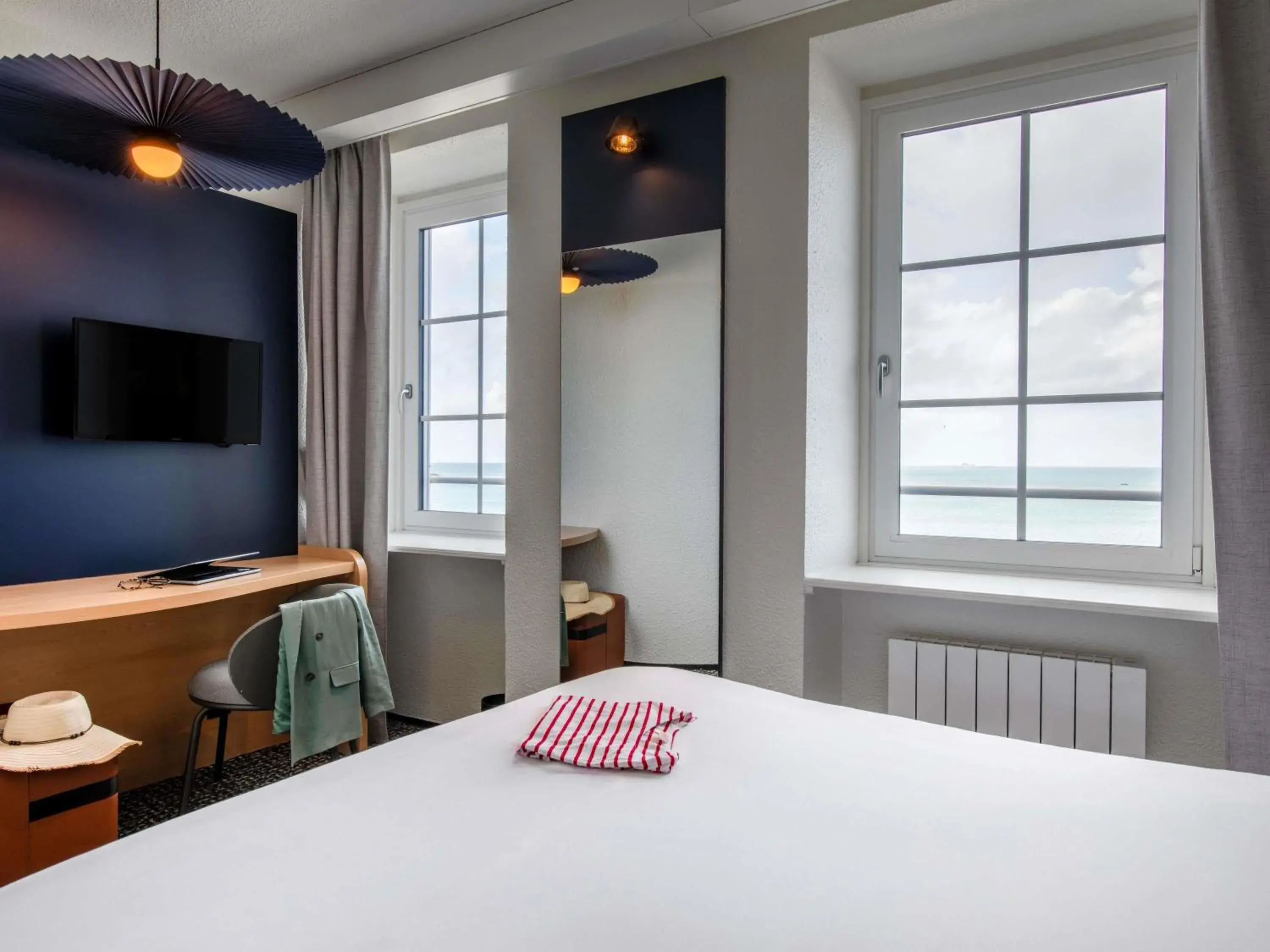 Bedroom, Bed in ibis Saint Malo Plage Bedroom, Bed in ibis Saint Malo Plage