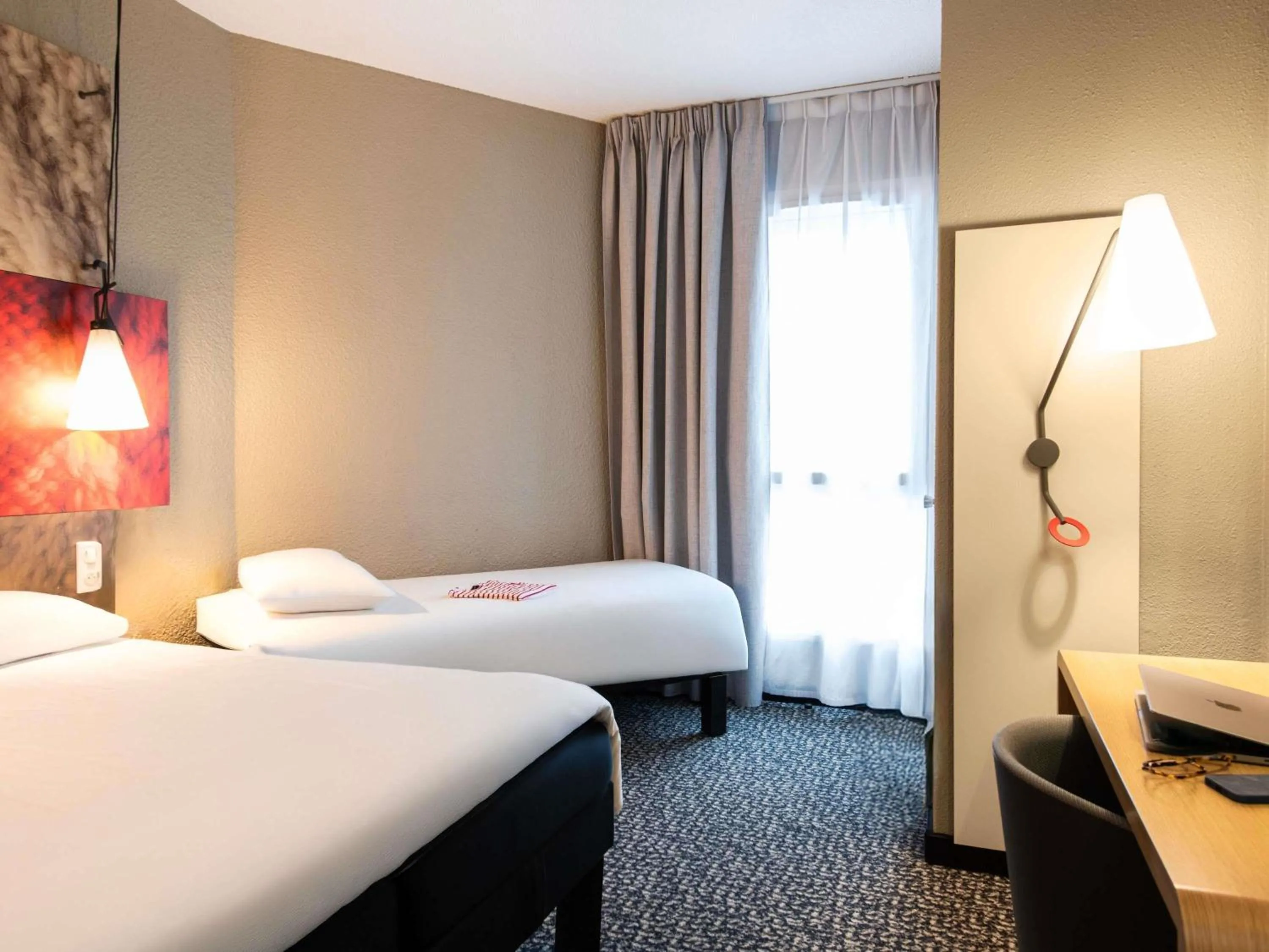 Bedroom, Bed in ibis Saint Malo Plage