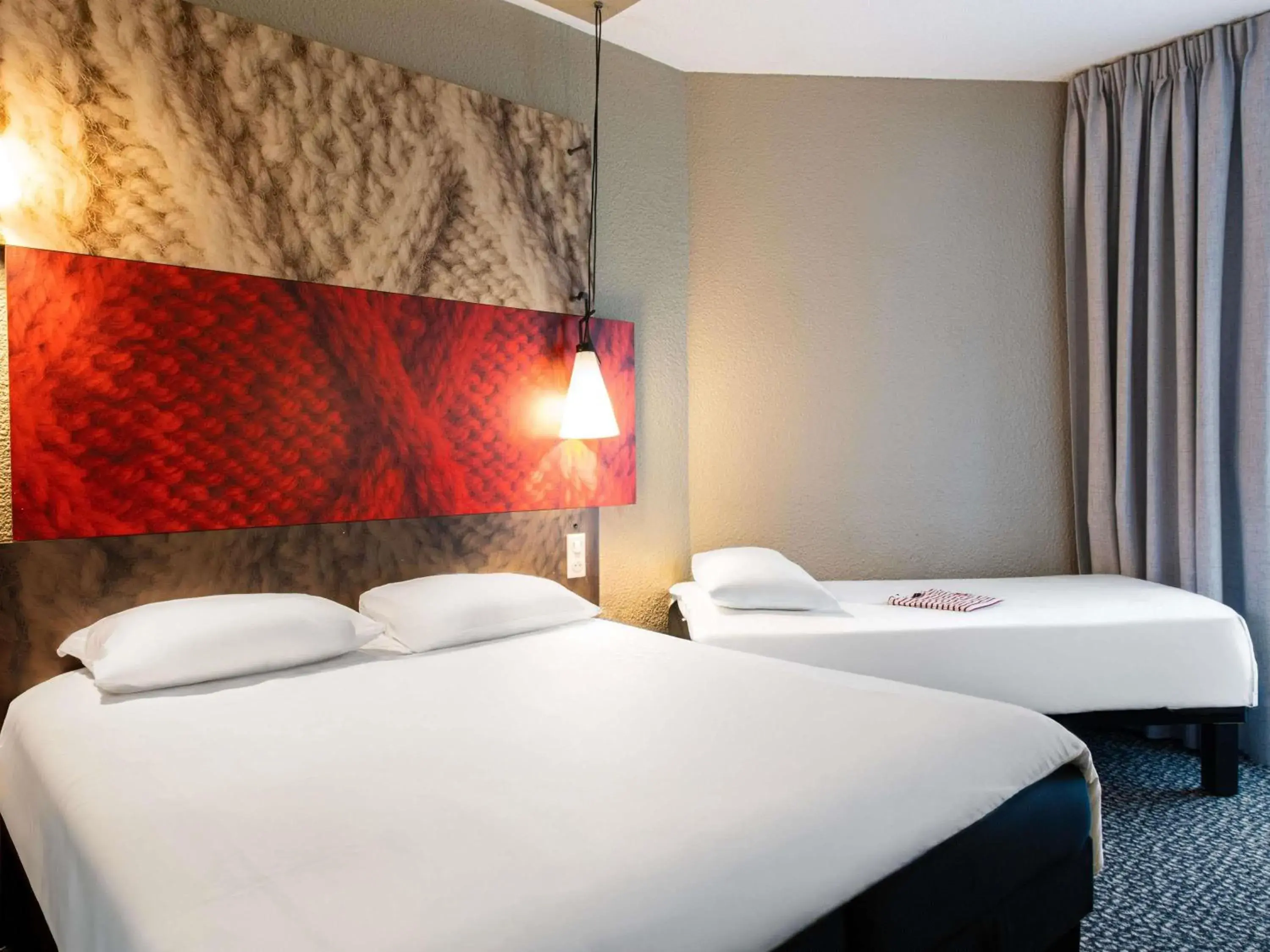 Bedroom, Bed in ibis Saint Malo Plage Bedroom, Bed in ibis Saint Malo Plage