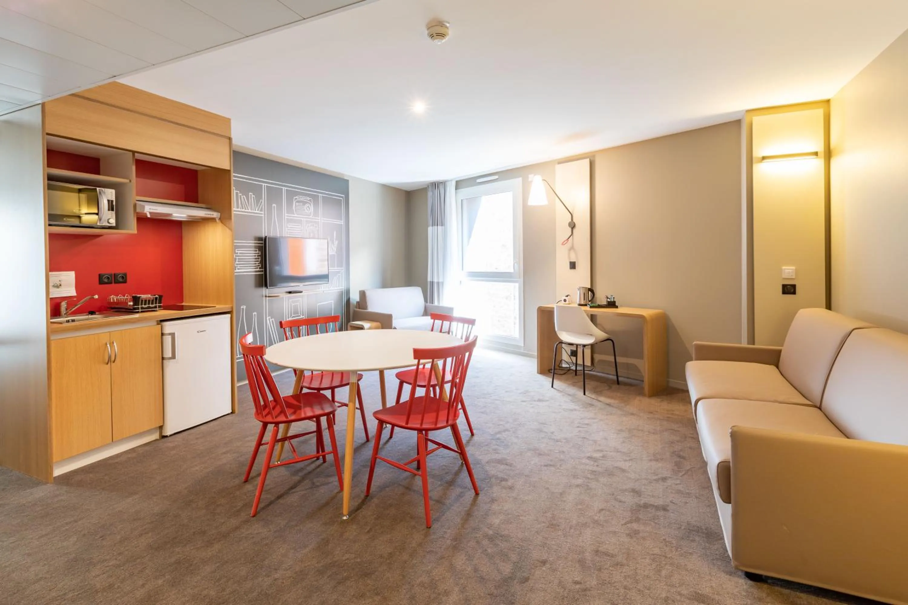 Kitchen or kitchenette in ibis Saint Malo Plage