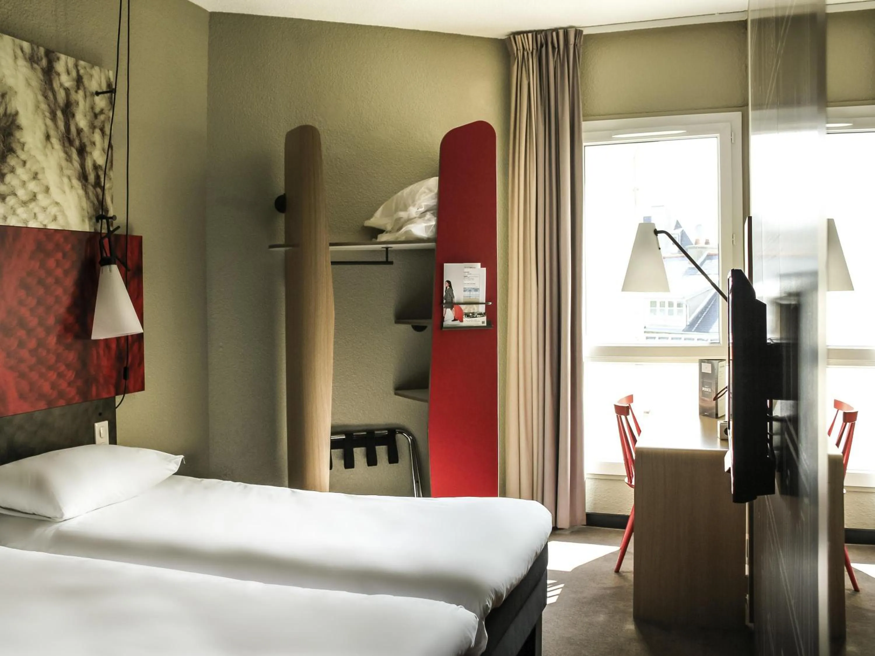 Bedroom, Bed in ibis Saint Malo Plage