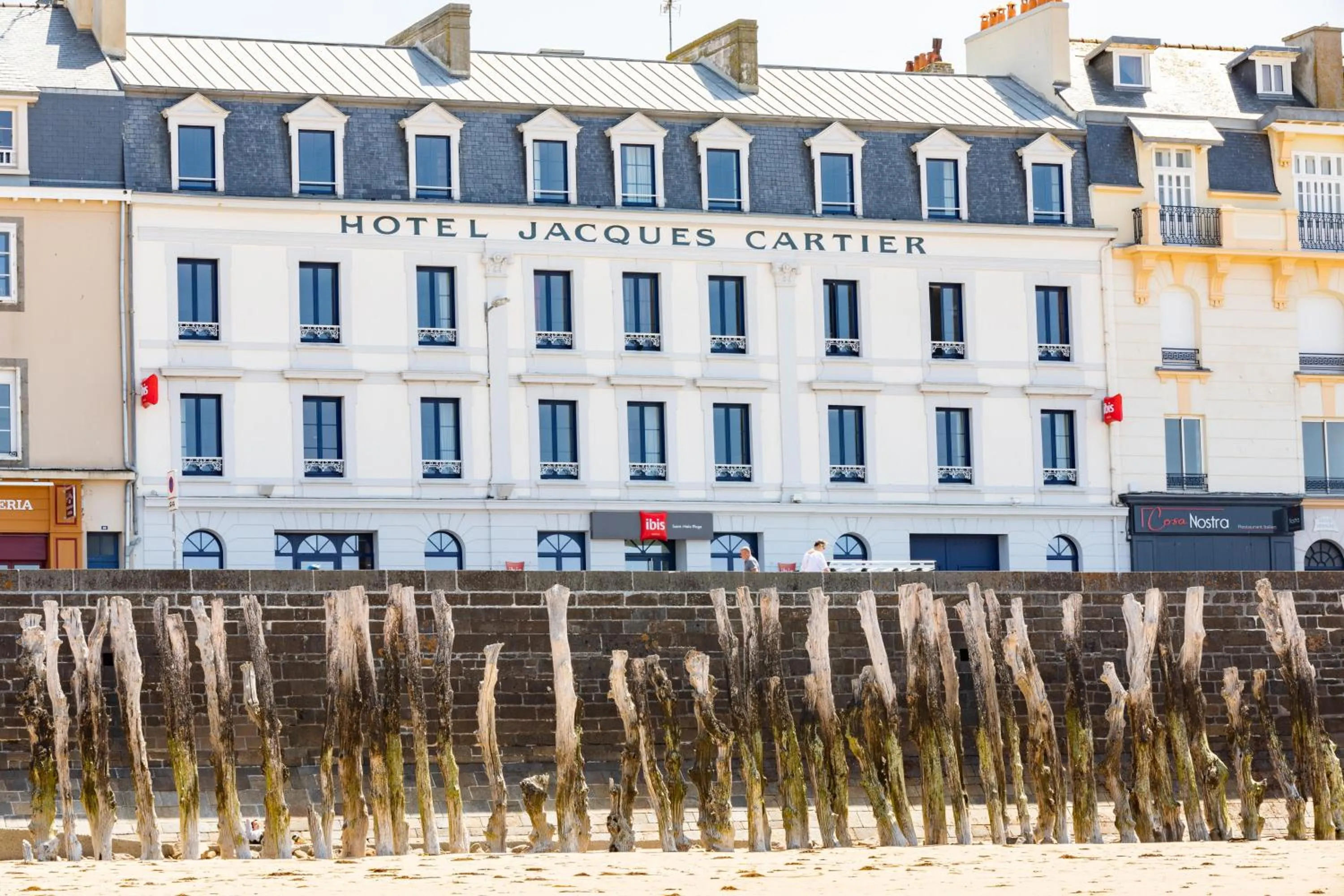 Property building in ibis Saint Malo Plage
