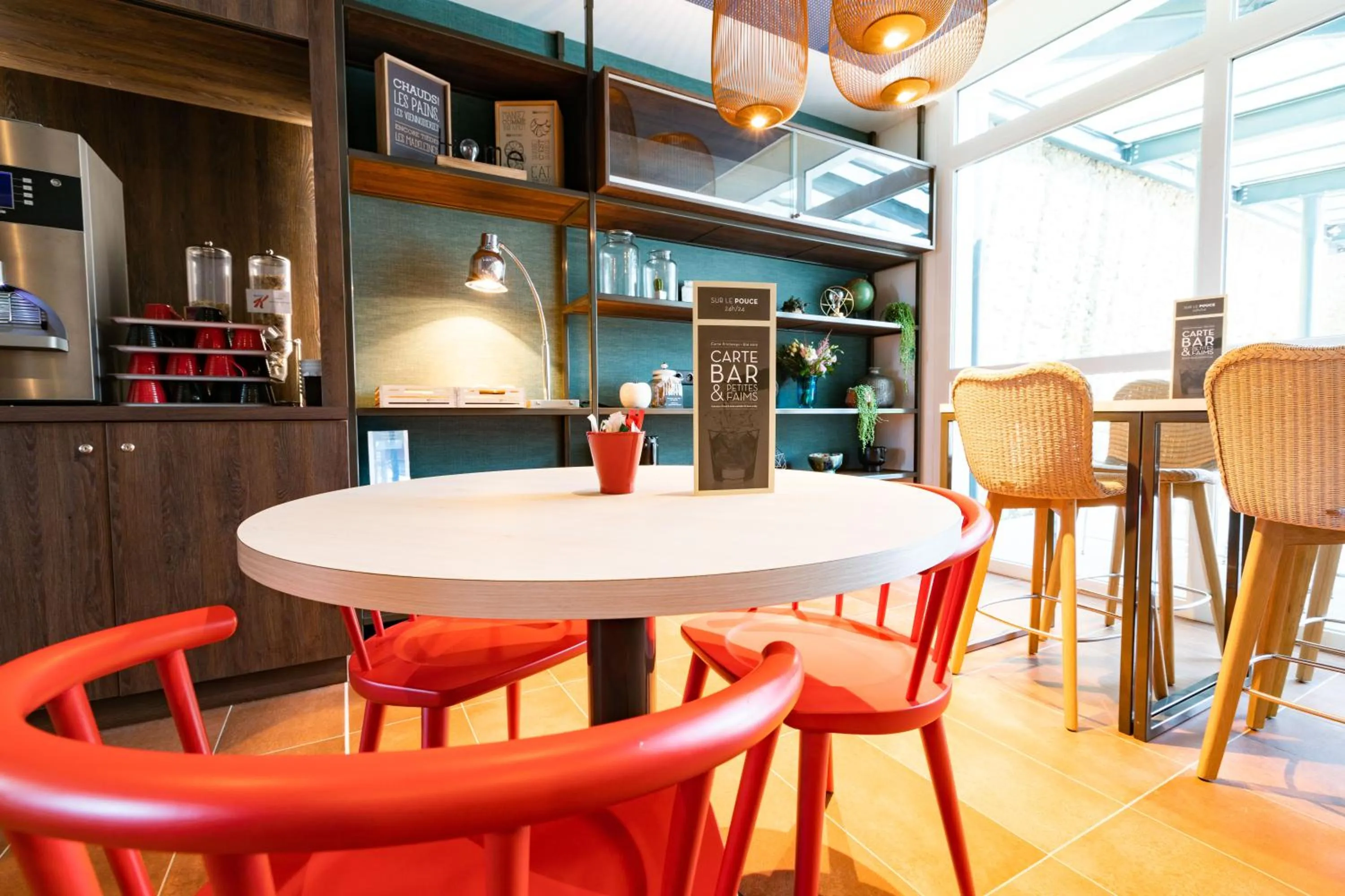 Lounge or bar in ibis Saint Malo Plage