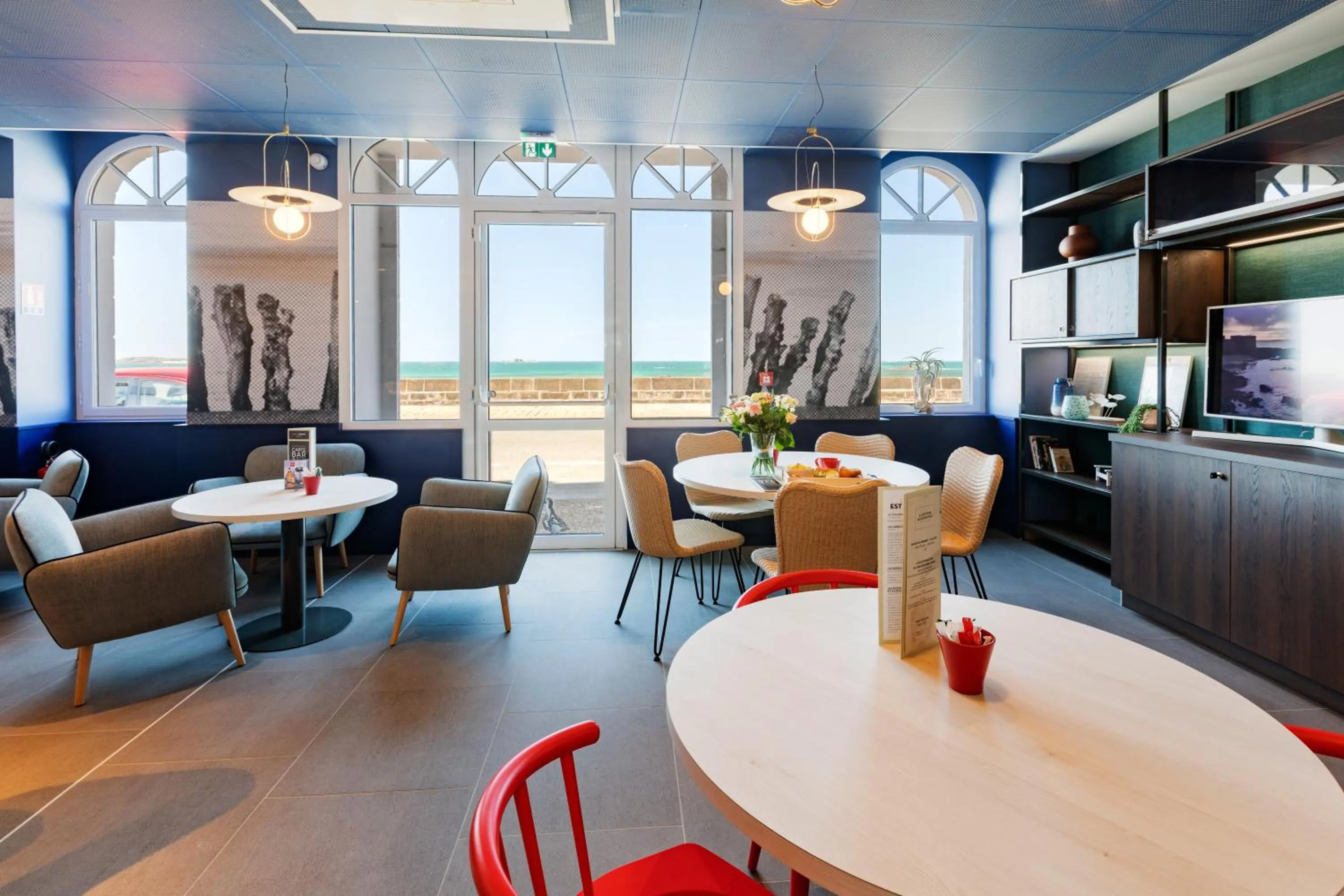 Living room in ibis Saint Malo Plage