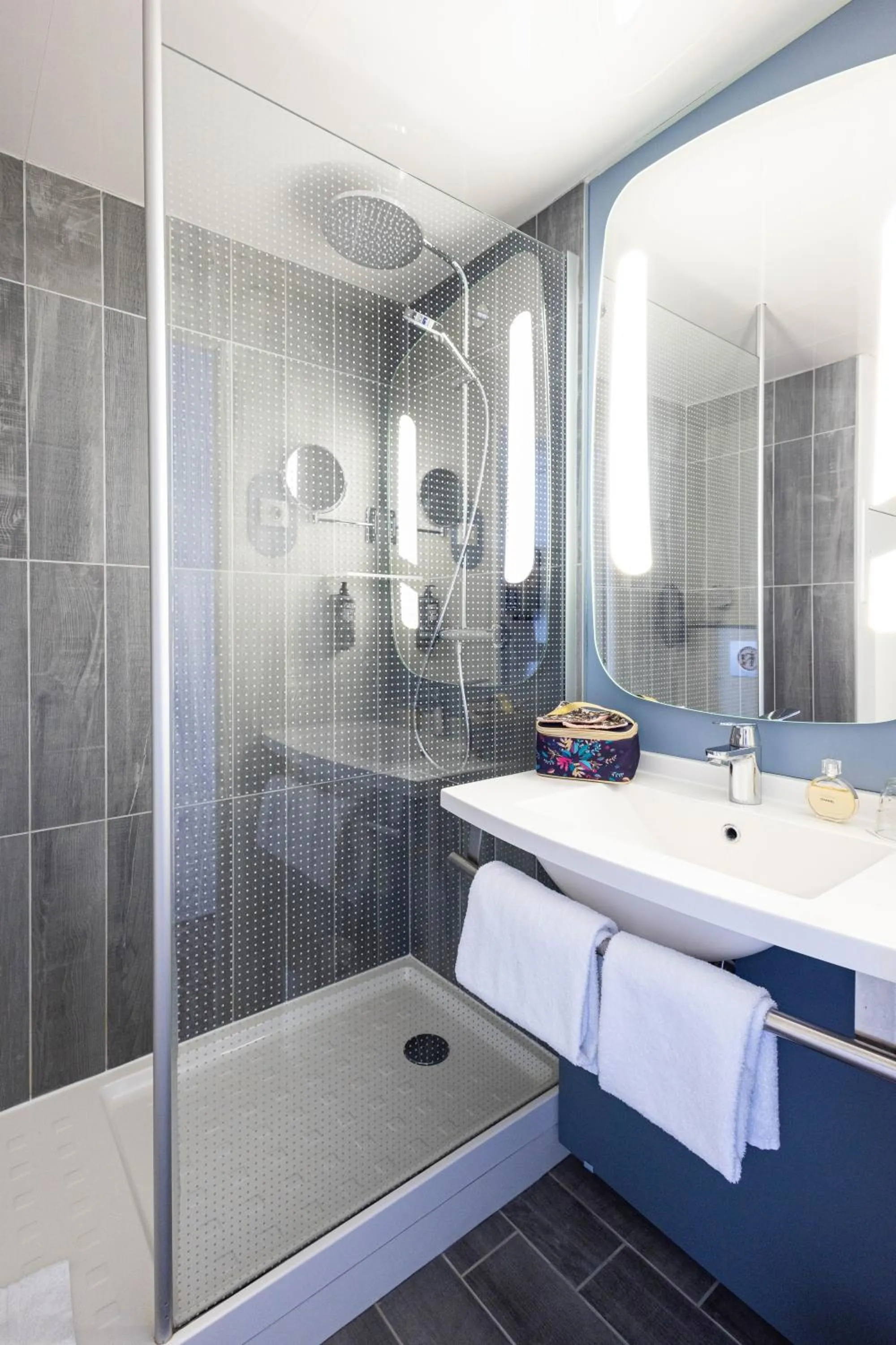 Shower in ibis Saint Malo Plage