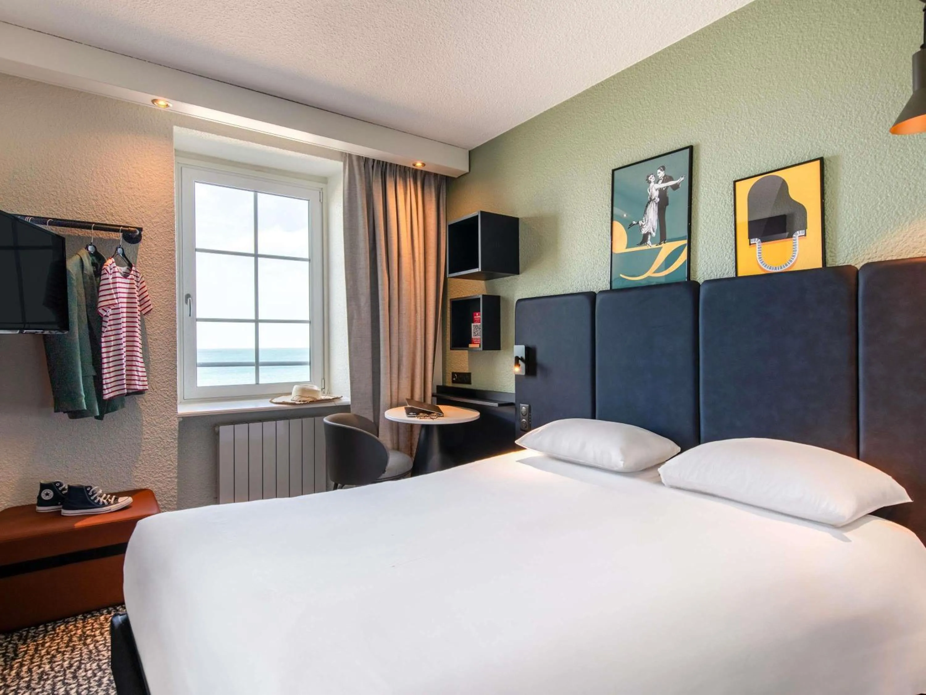 Bedroom, Bed in ibis Saint Malo Plage