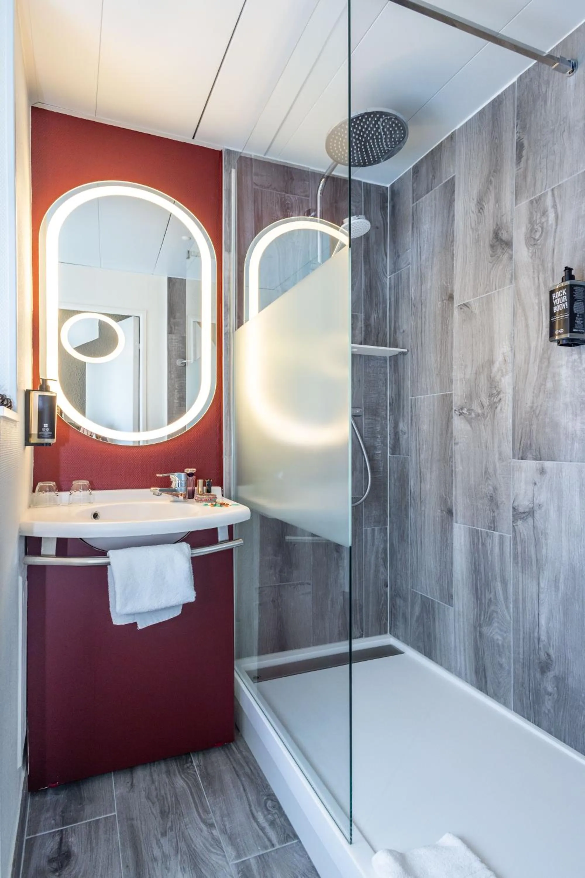 Shower in ibis Saint Malo Plage