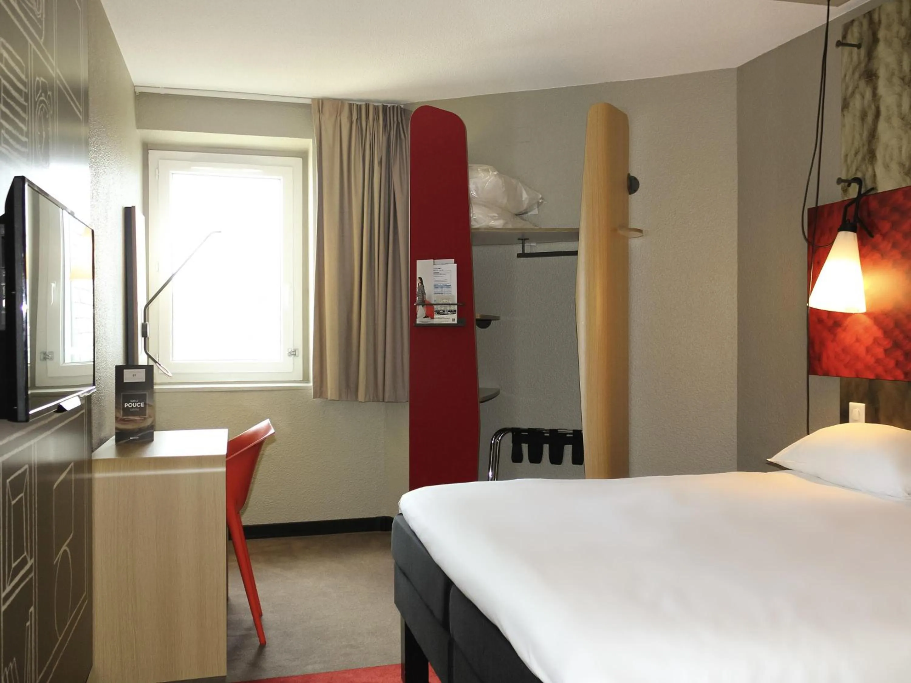 Bedroom, Bed in ibis Saint Malo Plage