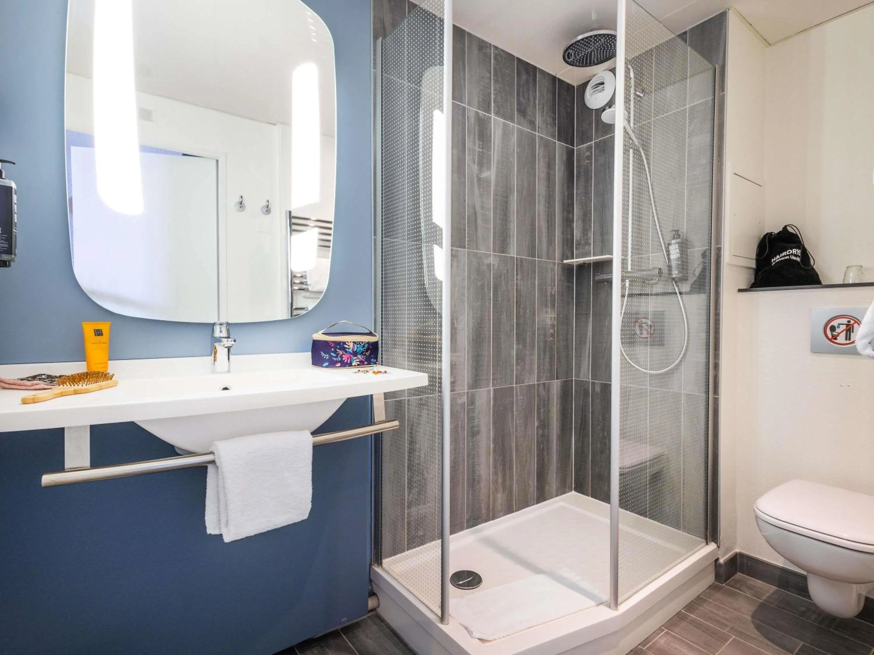 Bedroom in ibis Saint Malo Plage