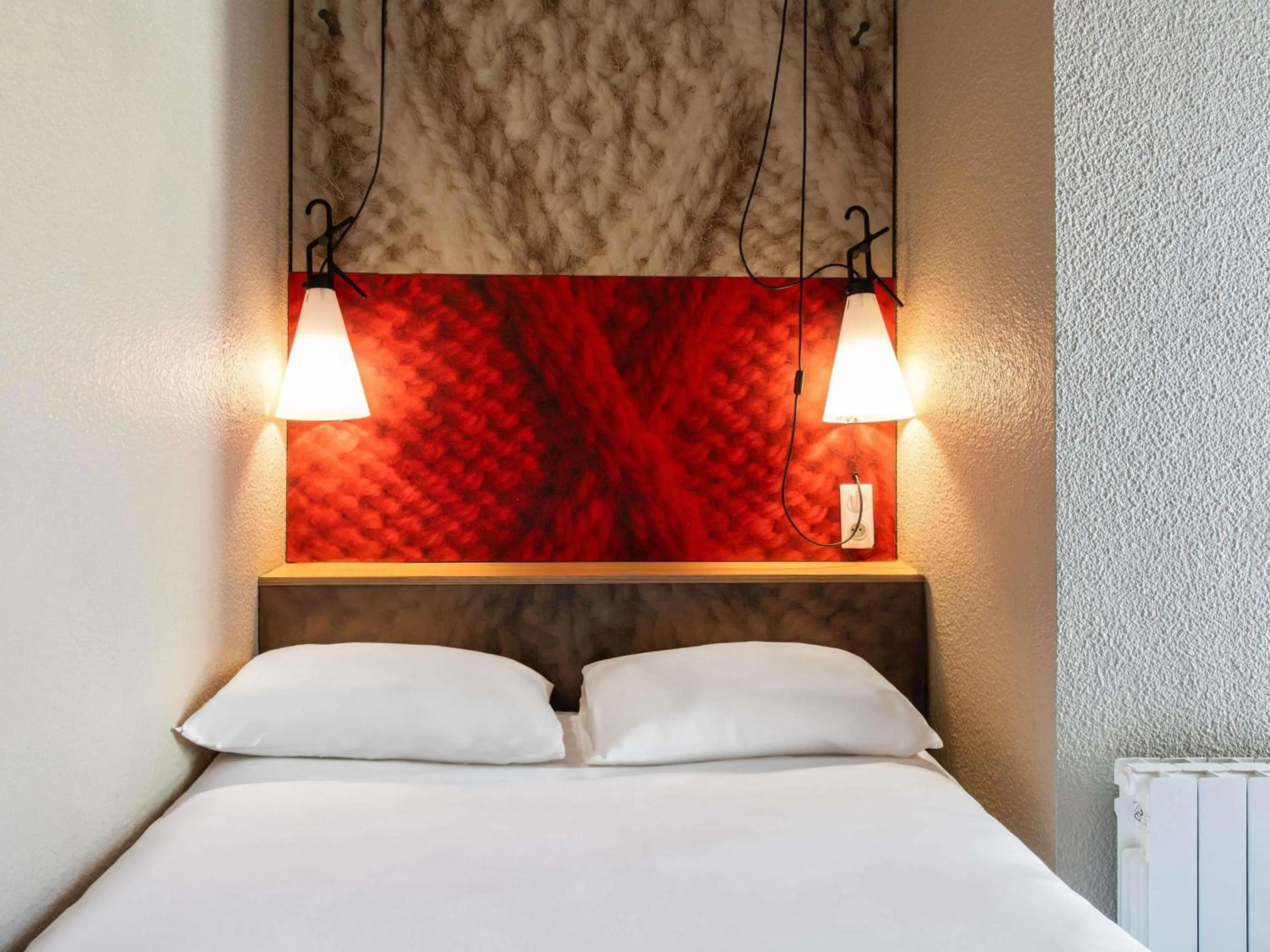 Bedroom, Bed in ibis Saint Malo Plage