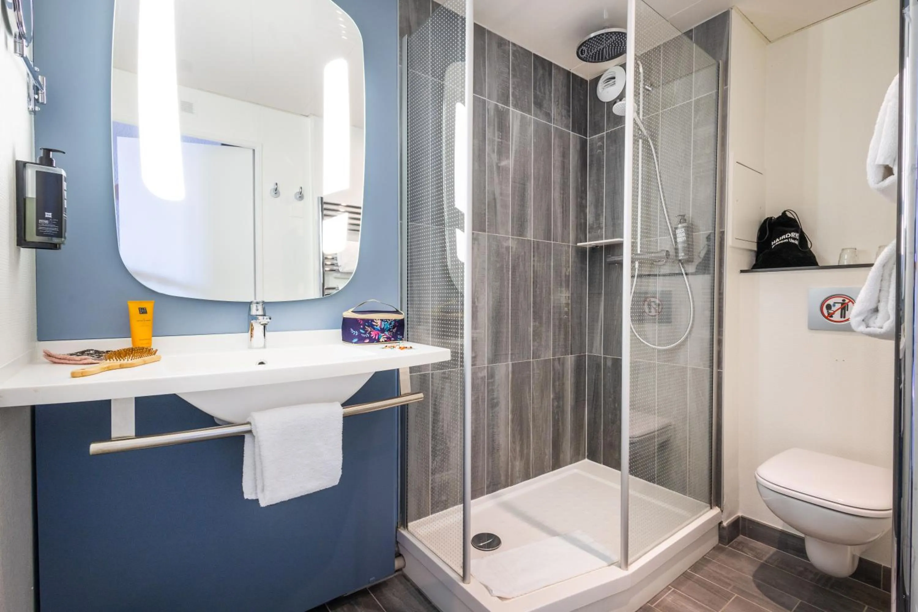 Shower in ibis Saint Malo Plage