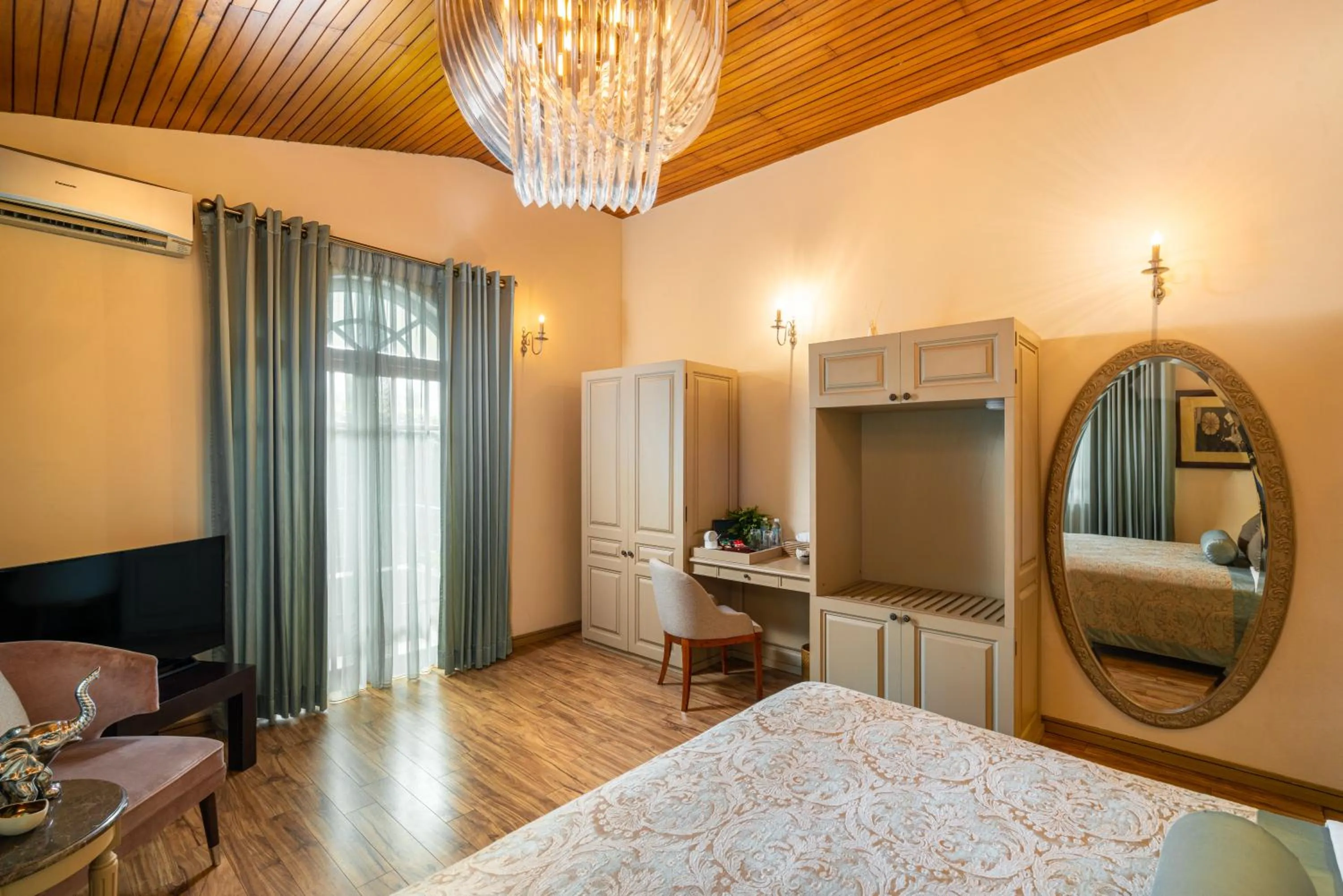 Photo of the whole room, Bed in Clove Villa